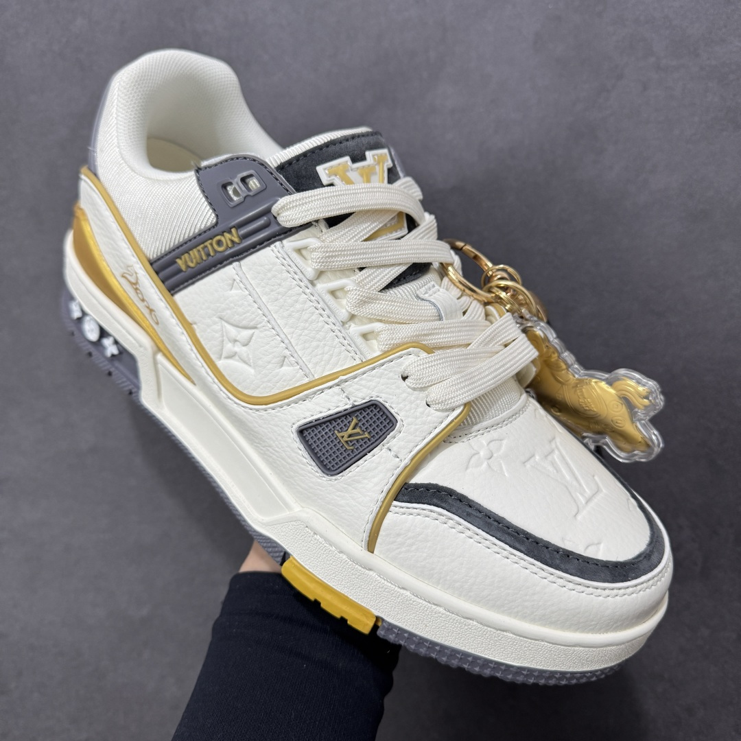 图片[3]-【纯原版】中国红礼盒 Louis Vuitton Trainer 路易威登LV 低帮 马年限定 白金色 驴牌圆头字母签名皮革低邦时尚板鞋运动鞋系列 采用圆头系带设计，简约大方，清新又不失奢华感，独特造型轻松吸引众人目光。鞋面由顶级材质精心打造，质感细腻柔软，彰显卓越品质；作为男装艺术总监Virgil Abloh的挚爱作品，LV Trainer运动鞋此次取材MonogramL压纹小牛皮，搭配点缀Monograma花卉的创新注胶外底。 原楦原纸版开模，鞋型立体饱满 零毛边、零溢胶、零线头瑕疵 细节与原版一致 区分市面通货 多层叠片＋电脑针车，针距密度一致 Monogram浮雕＋3D高频压纹 多密度发泡中底：支撑回弹媲美专柜 原装橡胶大底：含胶量高、纹路深、双拼接零偏差 ZP级原装包装：专柜款鞋盒＋防尘袋＋说明书 货号：AE5U3BM161N355 尺码：36 37 38 39 40 41 42 43 44 45-选品中心
