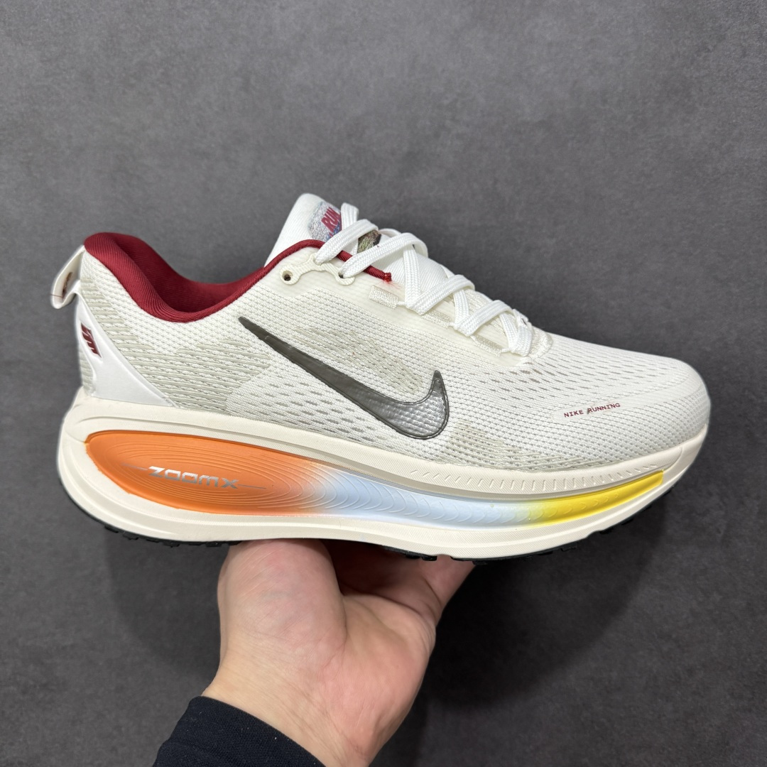 【公司级】NK Zoom VOMERO 18 轻量跑鞋 耐克网透面气 训跑练步鞋 外贸专供订单 原厂折返国内销售 国外专柜标准数据开发 拥有 Zoom Air 一如既往的稳定感和流畅感 鞋面采用工程网眼设计 为特定高热区域营造出色透气性 进一步增加鞋面的穿孔数量 让足部能够快速散热 中足搭配 Flywire 飞线 在高速运动时营造舒适稳定的贴合感 内置Zoon气垫加持 动力十足 ！ 货号：IQ1131-120 尺码：36-46-选品中心