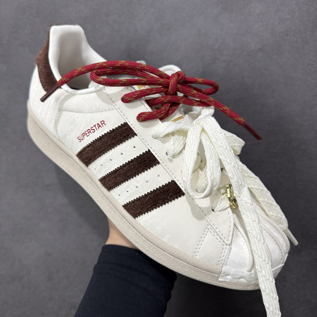 图片[3]-【公司级】AD Originals Superstar 2 CNY 马年白棕红贝壳头 原装公司级实拍 采用全新头层拼接皮革材质 后跟采用特色3D立体印字 渠道正品订单 诠释市场最高工艺水平 全鞋进口头层皮料打造。区别市面普通真标版本，进出专柜无压力 货号：KJ6293 尺码：35.5-45-选品中心