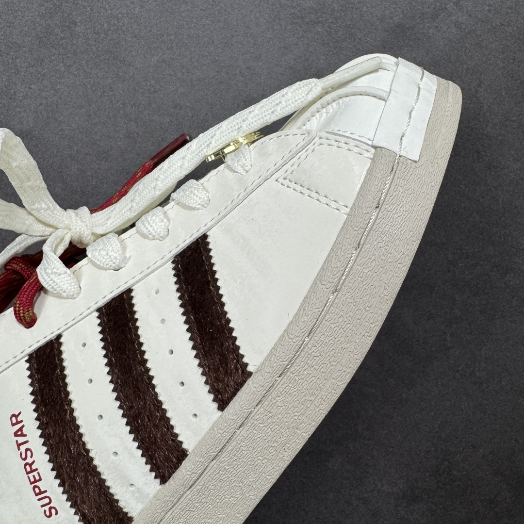 图片[5]-【公司级】AD Originals Superstar 2 CNY 马年白棕红贝壳头 原装公司级实拍 采用全新头层拼接皮革材质 后跟采用特色3D立体印字 渠道正品订单 诠释市场最高工艺水平 全鞋进口头层皮料打造。区别市面普通真标版本，进出专柜无压力 货号：KJ6293 尺码：35.5-45-选品中心