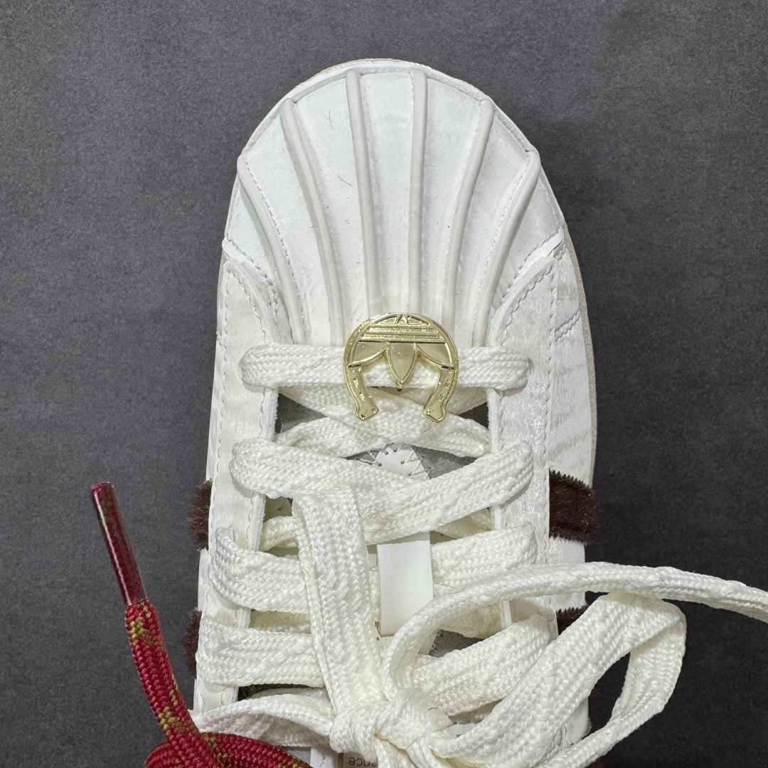 图片[8]-【公司级】AD Originals Superstar 2 CNY 马年白棕红贝壳头 原装公司级实拍 采用全新头层拼接皮革材质 后跟采用特色3D立体印字 渠道正品订单 诠释市场最高工艺水平 全鞋进口头层皮料打造。区别市面普通真标版本，进出专柜无压力 货号：KJ6293 尺码：35.5-45-选品中心