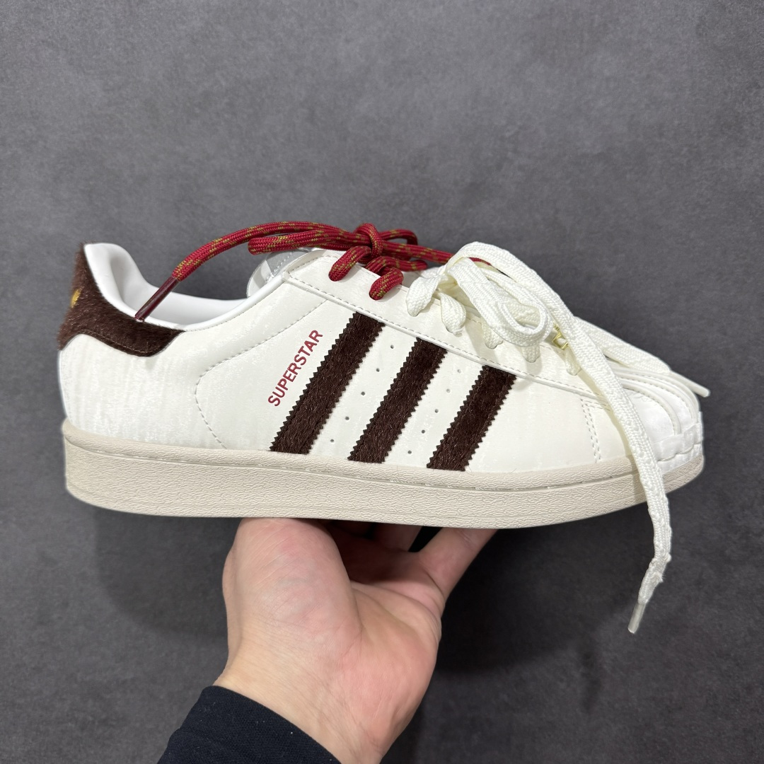 【公司级】AD Originals Superstar 2 CNY 马年白棕红贝壳头 原装公司级实拍 采用全新头层拼接皮革材质 后跟采用特色3D立体印字 渠道正品订单 诠释市场最高工艺水平 全鞋进口头层皮料打造。区别市面普通真标版本，进出专柜无压力 货号：KJ6293 尺码：35.5-45-选品中心