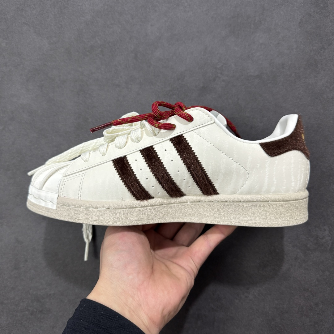图片[2]-【公司级】AD Originals Superstar 2 CNY 马年白棕红贝壳头 原装公司级实拍 采用全新头层拼接皮革材质 后跟采用特色3D立体印字 渠道正品订单 诠释市场最高工艺水平 全鞋进口头层皮料打造。区别市面普通真标版本，进出专柜无压力 货号：KJ6293 尺码：35.5-45-选品中心