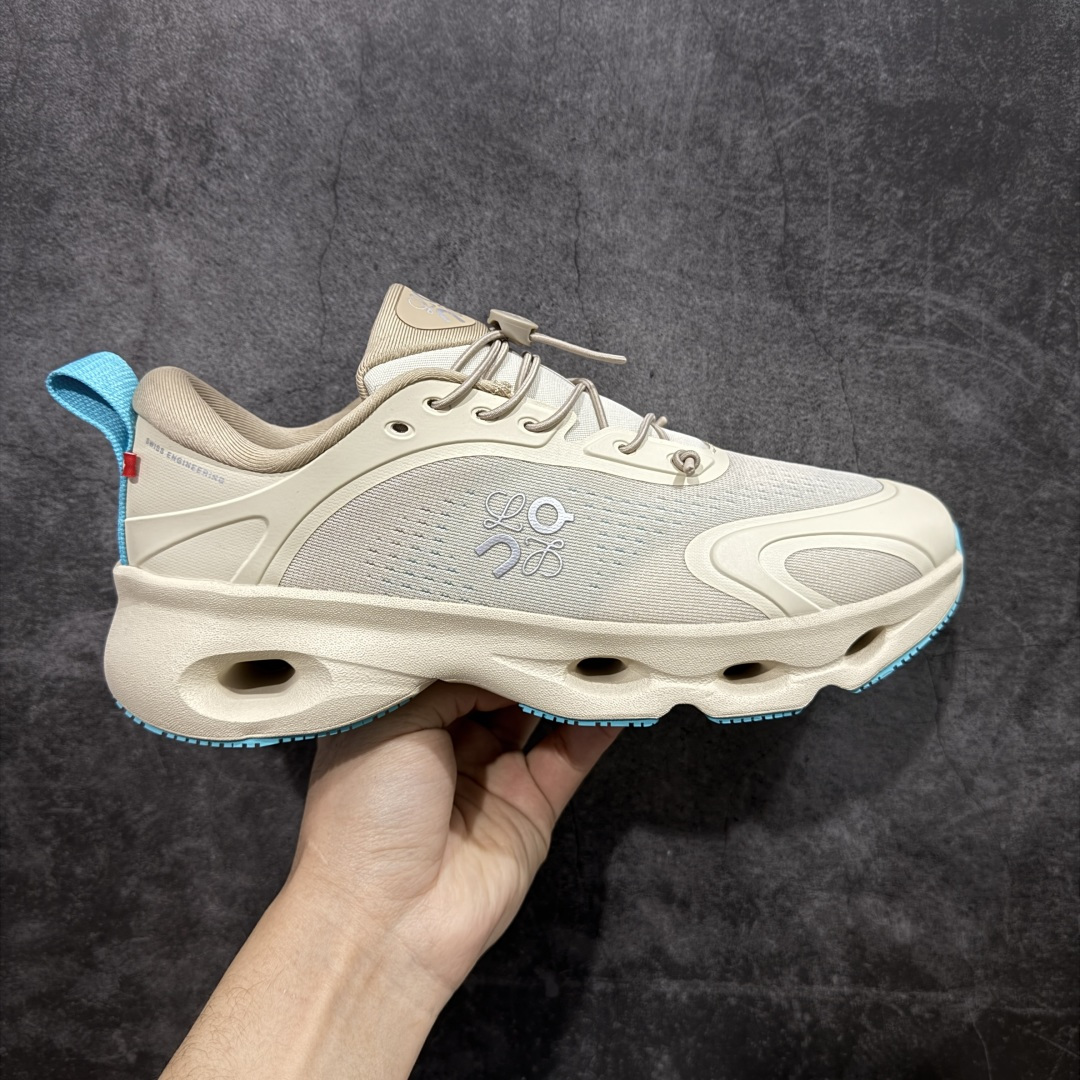 【莞产顶级】LOEWE罗意威 x ON昂跑 联名款 Cloudsolo系列 •原鞋一致橡胶底 原版高弹MD 加爆米花料 •正确后跟小蛮腰 •Logo立体有光泽度 •正确鞋头饱满立体 •鞋舌TPU立体高频 •正确鞋面网布多层厚实材料 •后跟织带高频立体 织带上浆加硬 •正确鞋带头滴胶柔软 •正确鞋垫前薄后厚有弹性(欧奈斯材料,非普通海玻璃) 尺码:36 36.5 37 37.5 38 38.5 39 40 40.5 41 42 42.5 43 44 44.5 45 46(真半码)-选品中心