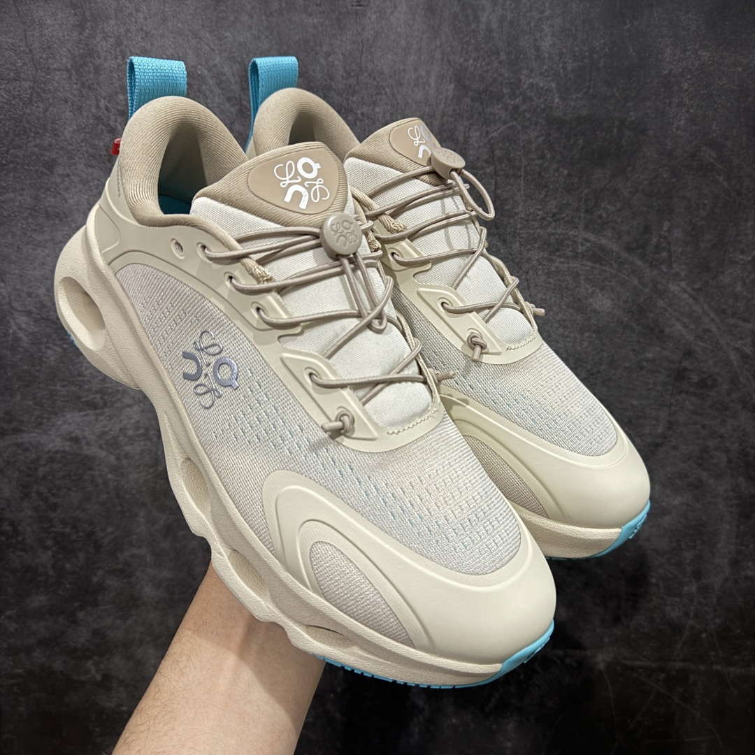 【莞产顶级】LOEWE罗意威 x ON昂跑 联名款 Cloudsolo系列 •原鞋一致橡胶底 原版高弹MD 加爆米花料 •正确后跟小蛮腰 •Logo立体有光泽度 •正确鞋头饱满立体 •鞋舌TPU立体高频 •正确鞋面网布多层厚实材料 •后跟织带高频立体 织带上浆加硬 •正确鞋带头滴胶柔软 •正确鞋垫前薄后厚有弹性(欧奈斯材料,非普通海玻璃) 尺码:36 36.5 37 37.5 38 38.5 39 40 40.5 41 42 42.5 43 44 44.5 45 46(真半码)-选品中心