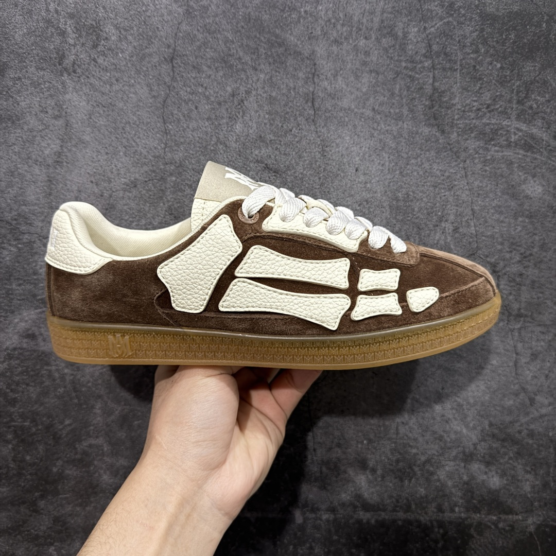 【莞产礼盒版】Amiri 2025 sunset skate情侣款星星鞋骨头德训鞋微面包形体,多层真皮制作的骨头编织图案立体感更强微厚鞋底,反绒皮质拼接,细节丰富,一切元素都拿捏得刚刚好! 搭配指数高,舒适度和时髦度双双在线! 面料:认准原版头层牛皮(非市场修面牛皮) 内里:原版内里 鞋底:原版开模鞋底 尺码:39-45(45定制不退不换,39-40备注男女玛)-选品中心