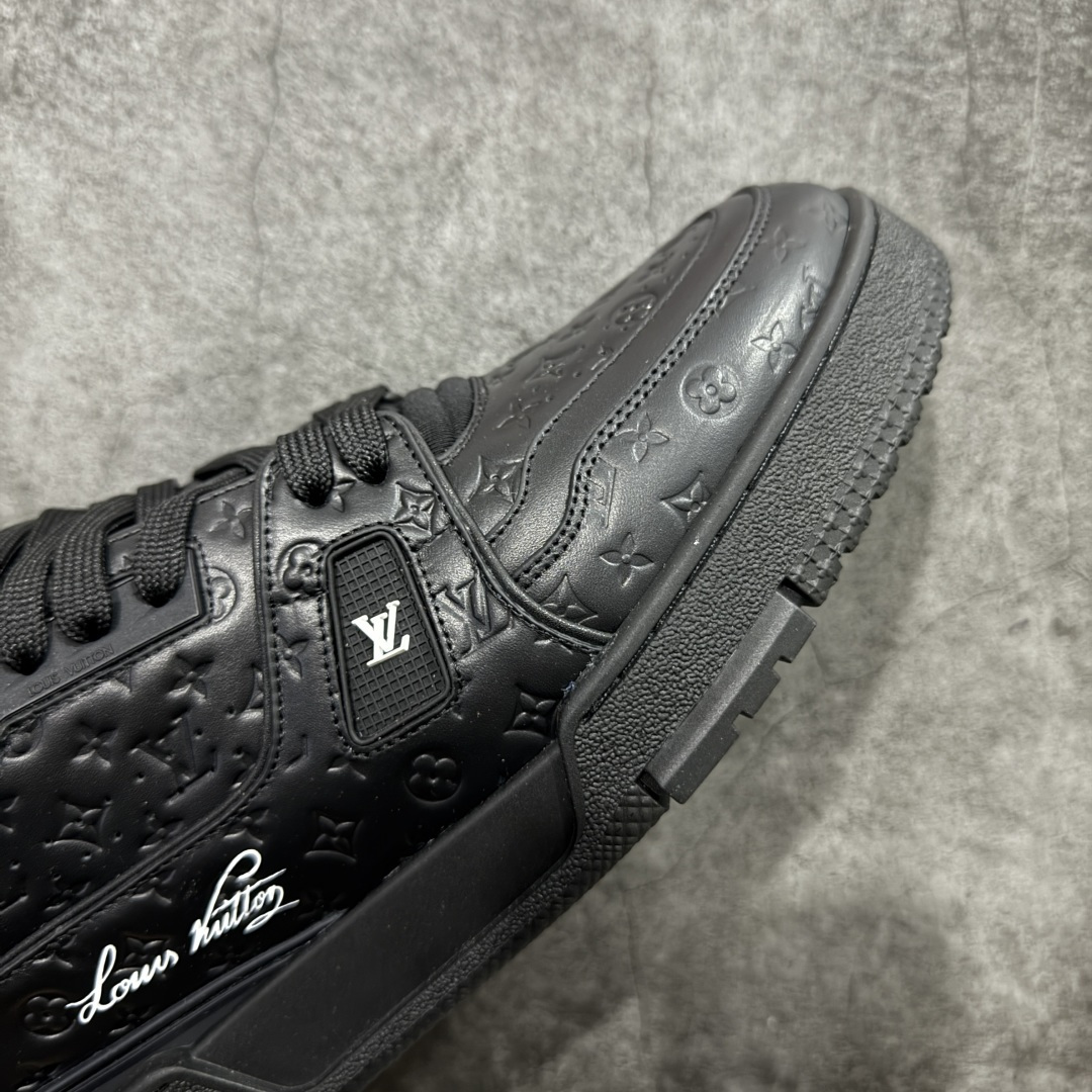 图片[6]-【YS纯原】广奢高端货 LOUIS VUITTON 路易威登 LV Trainer系列 ✦ 原楦原纸版开模，鞋型立体饱满 ✦ 零毛边、零溢胶、零线头瑕疵 ✦ 细节与原版一致 区分市面通货 ✦ 多层叠片＋电脑针车，针距密度一致 ✦ Monogram浮雕＋3D高频压纹 ✦ 多密度发泡中底：支撑回弹媲美专柜 ✦ 原装橡胶大底：含胶量高、纹路深、双拼接零偏差 ✦ ZP级原装包装：专柜款鞋盒＋防尘袋＋说明书 尺码：39-45-选品中心
