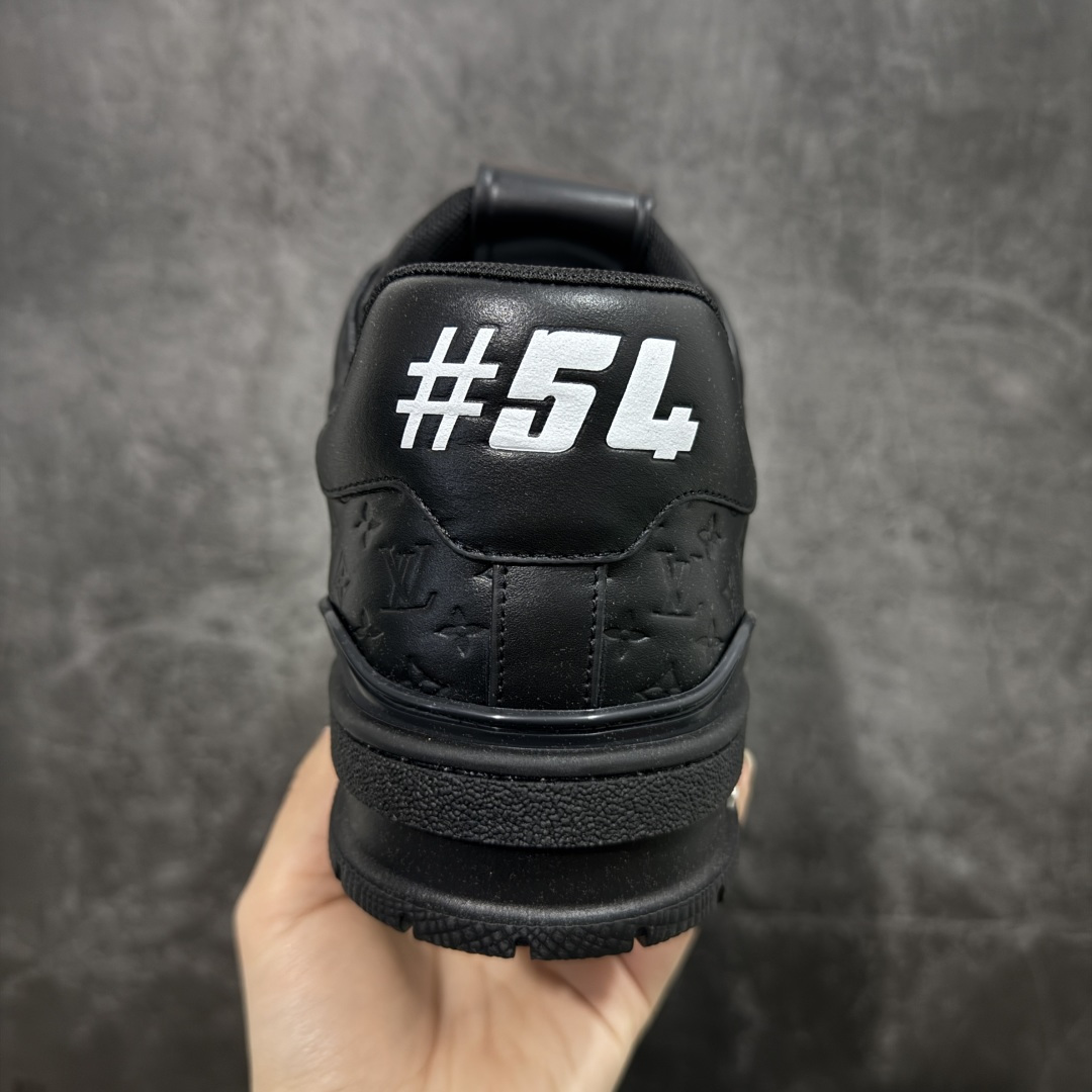 图片[4]-【YS纯原】广奢高端货 LOUIS VUITTON 路易威登 LV Trainer系列 ✦ 原楦原纸版开模，鞋型立体饱满 ✦ 零毛边、零溢胶、零线头瑕疵 ✦ 细节与原版一致 区分市面通货 ✦ 多层叠片＋电脑针车，针距密度一致 ✦ Monogram浮雕＋3D高频压纹 ✦ 多密度发泡中底：支撑回弹媲美专柜 ✦ 原装橡胶大底：含胶量高、纹路深、双拼接零偏差 ✦ ZP级原装包装：专柜款鞋盒＋防尘袋＋说明书 尺码：39-45-选品中心