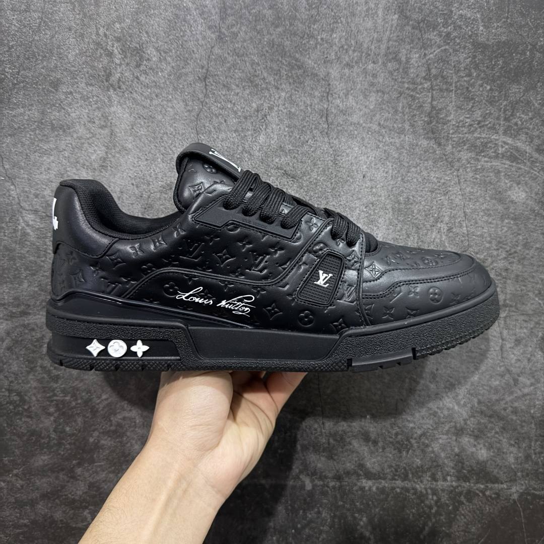 【YS纯原】广奢高端货 LOUIS VUITTON 路易威登 LV Trainer系列 ✦ 原楦原纸版开模,鞋型立体饱满 ✦ 零毛边、零溢胶、零线头瑕疵 ✦ 细节与原版一致 区分市面通货 ✦ 多层叠片+电脑针车,针距密度一致 ✦ Monogram浮雕+3D高频压纹 ✦ 多密度发泡中底:支撑回弹媲美专柜 ✦ 原装橡胶大底:含胶量高、纹路深、双拼接零偏差 ✦ ZP级原装包装:专柜款鞋盒+防尘袋+说明书 尺码:39-45-选品中心