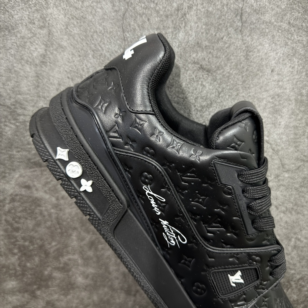 图片[7]-【YS纯原】广奢高端货 LOUIS VUITTON 路易威登 LV Trainer系列 ✦ 原楦原纸版开模，鞋型立体饱满 ✦ 零毛边、零溢胶、零线头瑕疵 ✦ 细节与原版一致 区分市面通货 ✦ 多层叠片＋电脑针车，针距密度一致 ✦ Monogram浮雕＋3D高频压纹 ✦ 多密度发泡中底：支撑回弹媲美专柜 ✦ 原装橡胶大底：含胶量高、纹路深、双拼接零偏差 ✦ ZP级原装包装：专柜款鞋盒＋防尘袋＋说明书 尺码：39-45-选品中心