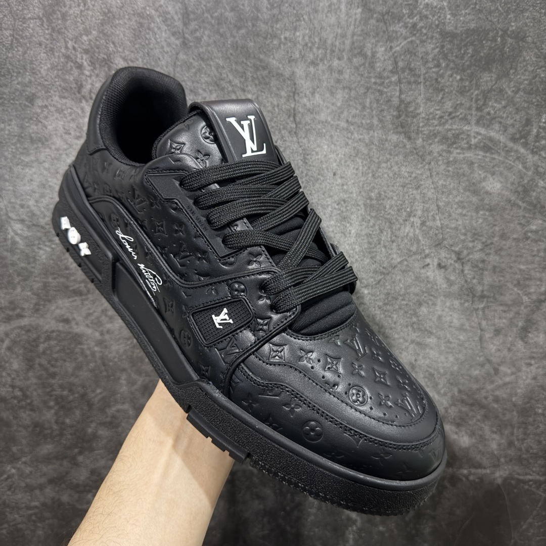 图片[3]-【YS纯原】广奢高端货 LOUIS VUITTON 路易威登 LV Trainer系列 ✦ 原楦原纸版开模，鞋型立体饱满 ✦ 零毛边、零溢胶、零线头瑕疵 ✦ 细节与原版一致 区分市面通货 ✦ 多层叠片＋电脑针车，针距密度一致 ✦ Monogram浮雕＋3D高频压纹 ✦ 多密度发泡中底：支撑回弹媲美专柜 ✦ 原装橡胶大底：含胶量高、纹路深、双拼接零偏差 ✦ ZP级原装包装：专柜款鞋盒＋防尘袋＋说明书 尺码：39-45-选品中心