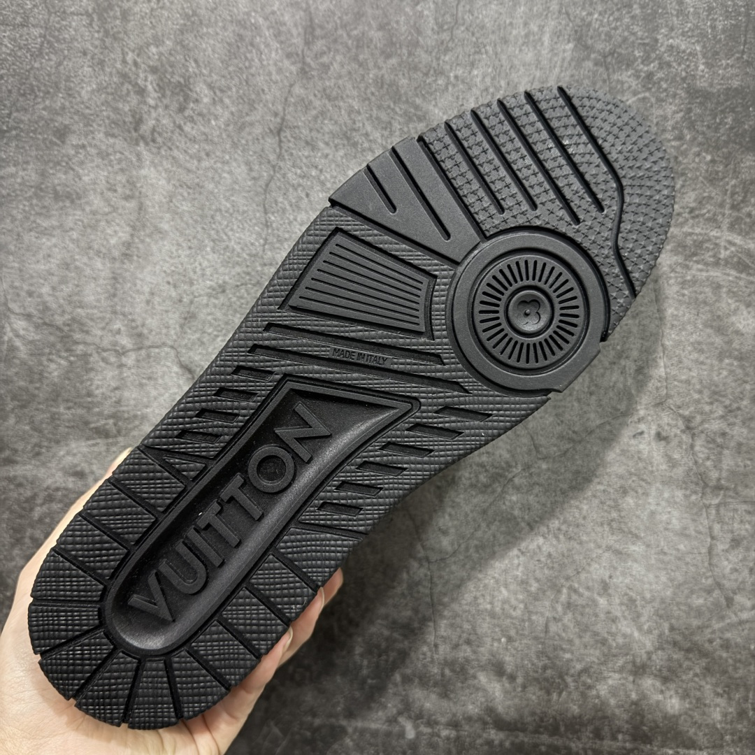 图片[9]-【YS纯原】广奢高端货 LOUIS VUITTON 路易威登 LV Trainer系列 ✦ 原楦原纸版开模，鞋型立体饱满 ✦ 零毛边、零溢胶、零线头瑕疵 ✦ 细节与原版一致 区分市面通货 ✦ 多层叠片＋电脑针车，针距密度一致 ✦ Monogram浮雕＋3D高频压纹 ✦ 多密度发泡中底：支撑回弹媲美专柜 ✦ 原装橡胶大底：含胶量高、纹路深、双拼接零偏差 ✦ ZP级原装包装：专柜款鞋盒＋防尘袋＋说明书 尺码：39-45-选品中心