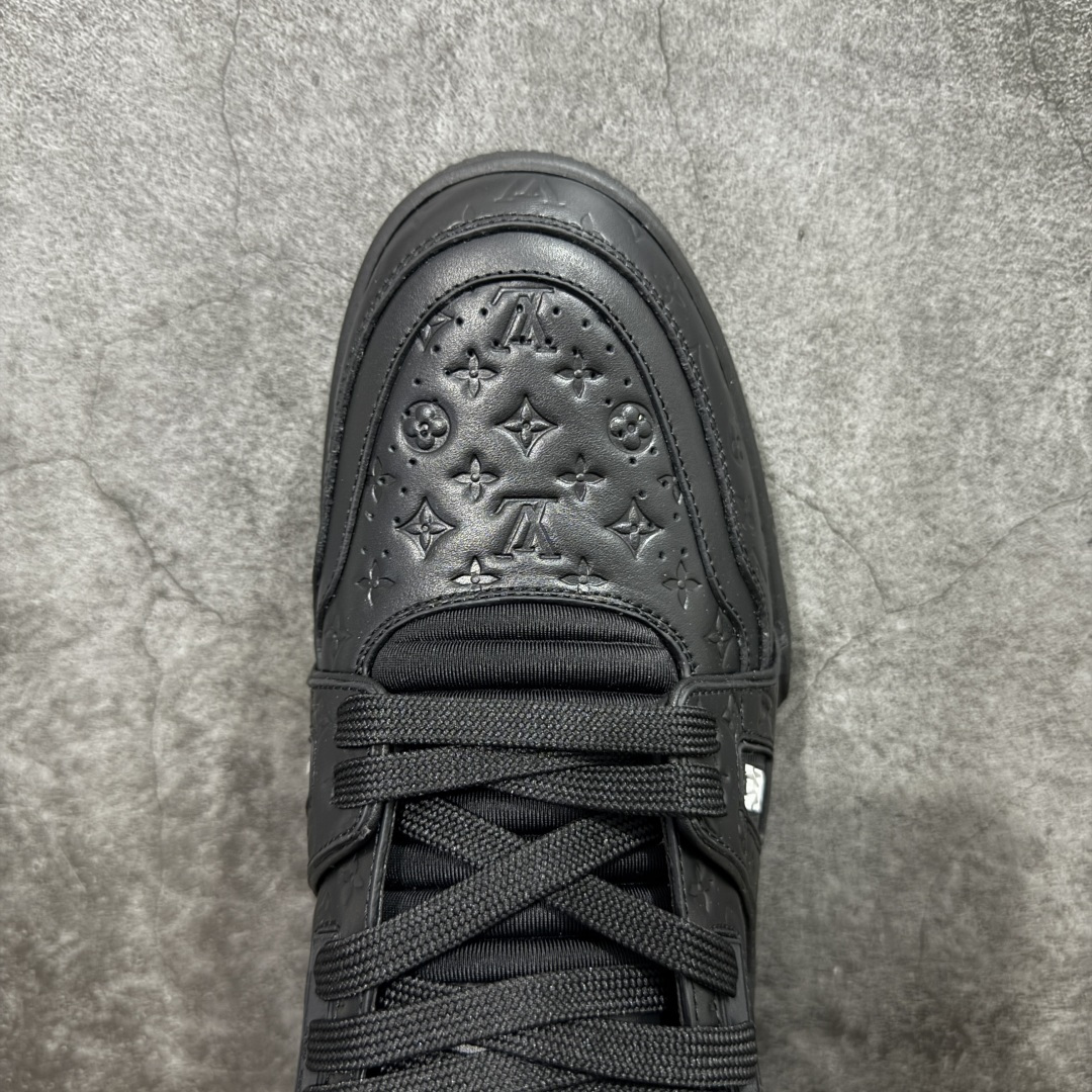 图片[5]-【YS纯原】广奢高端货 LOUIS VUITTON 路易威登 LV Trainer系列 ✦ 原楦原纸版开模，鞋型立体饱满 ✦ 零毛边、零溢胶、零线头瑕疵 ✦ 细节与原版一致 区分市面通货 ✦ 多层叠片＋电脑针车，针距密度一致 ✦ Monogram浮雕＋3D高频压纹 ✦ 多密度发泡中底：支撑回弹媲美专柜 ✦ 原装橡胶大底：含胶量高、纹路深、双拼接零偏差 ✦ ZP级原装包装：专柜款鞋盒＋防尘袋＋说明书 尺码：39-45-选品中心