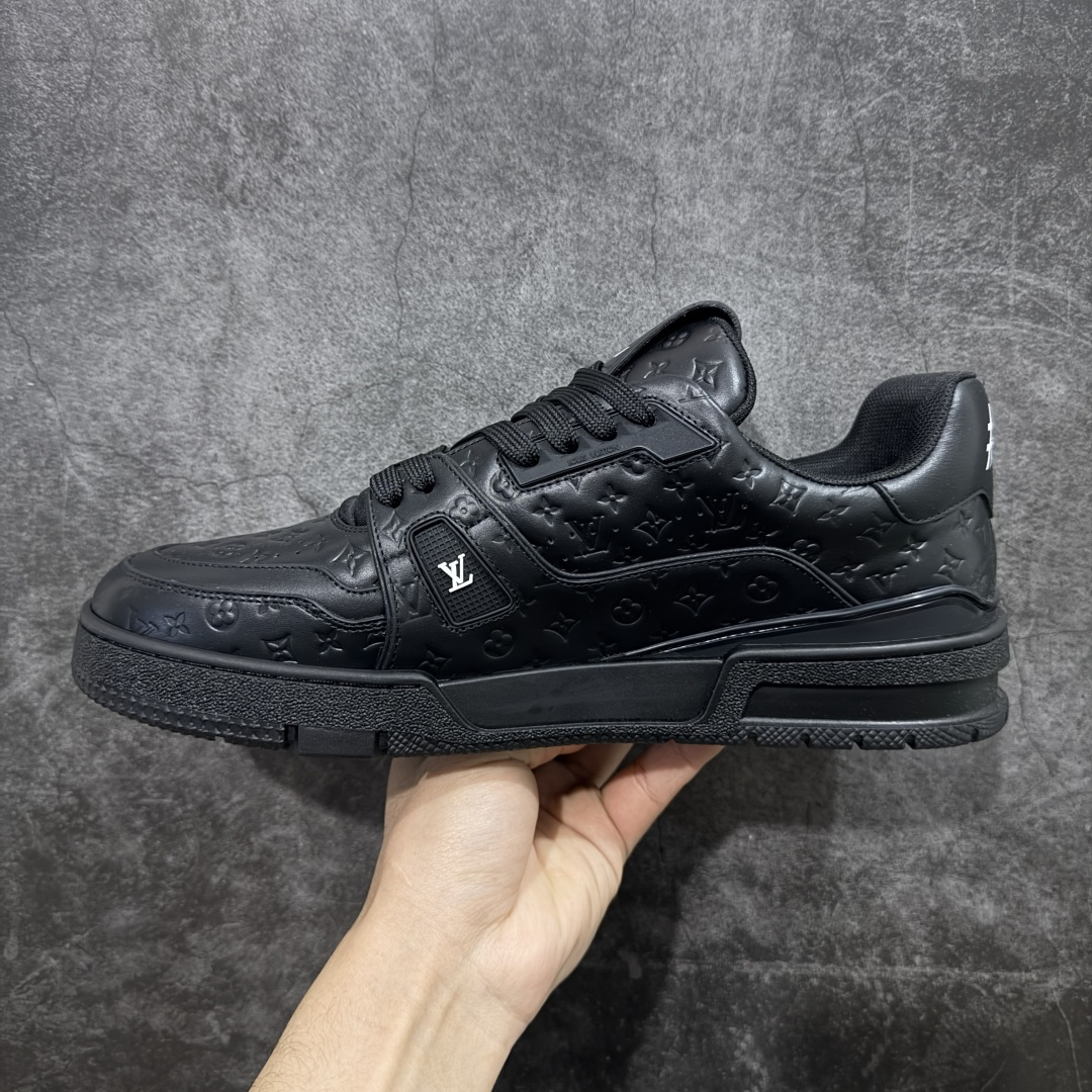 图片[2]-【YS纯原】广奢高端货 LOUIS VUITTON 路易威登 LV Trainer系列 ✦ 原楦原纸版开模，鞋型立体饱满 ✦ 零毛边、零溢胶、零线头瑕疵 ✦ 细节与原版一致 区分市面通货 ✦ 多层叠片＋电脑针车，针距密度一致 ✦ Monogram浮雕＋3D高频压纹 ✦ 多密度发泡中底：支撑回弹媲美专柜 ✦ 原装橡胶大底：含胶量高、纹路深、双拼接零偏差 ✦ ZP级原装包装：专柜款鞋盒＋防尘袋＋说明书 尺码：39-45-选品中心