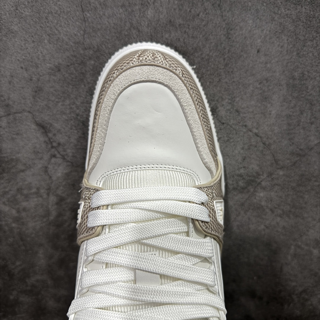 图片[5]-【YS纯原】广奢高端货 LOUIS VUITTON 路易威登 LV Trainer系列 ✦ 原楦原纸版开模，鞋型立体饱满 ✦ 零毛边、零溢胶、零线头瑕疵 ✦ 细节与原版一致 区分市面通货 ✦ 多层叠片＋电脑针车，针距密度一致 ✦ Monogram浮雕＋3D高频压纹 ✦ 多密度发泡中底：支撑回弹媲美专柜 ✦ 原装橡胶大底：含胶量高、纹路深、双拼接零偏差 ✦ ZP级原装包装：专柜款鞋盒＋防尘袋＋说明书 尺码：39-45-选品中心