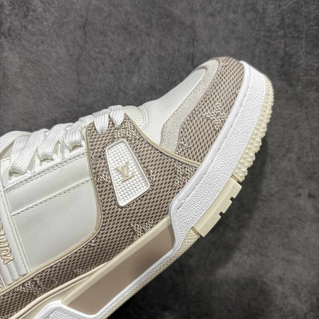 图片[6]-【YS纯原】广奢高端货 LOUIS VUITTON 路易威登 LV Trainer系列 ✦ 原楦原纸版开模，鞋型立体饱满 ✦ 零毛边、零溢胶、零线头瑕疵 ✦ 细节与原版一致 区分市面通货 ✦ 多层叠片＋电脑针车，针距密度一致 ✦ Monogram浮雕＋3D高频压纹 ✦ 多密度发泡中底：支撑回弹媲美专柜 ✦ 原装橡胶大底：含胶量高、纹路深、双拼接零偏差 ✦ ZP级原装包装：专柜款鞋盒＋防尘袋＋说明书 尺码：39-45-选品中心