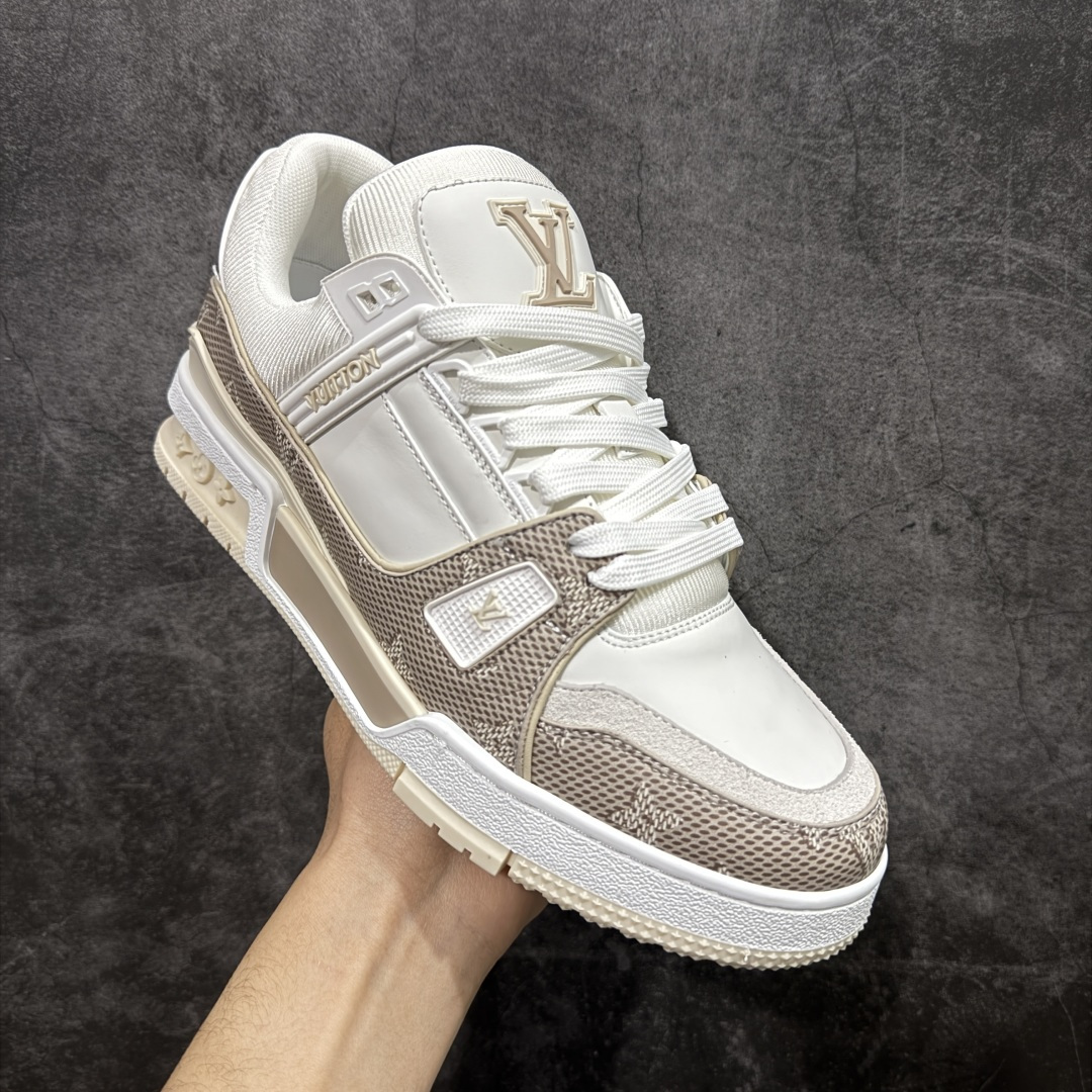 图片[3]-【YS纯原】广奢高端货 LOUIS VUITTON 路易威登 LV Trainer系列 ✦ 原楦原纸版开模，鞋型立体饱满 ✦ 零毛边、零溢胶、零线头瑕疵 ✦ 细节与原版一致 区分市面通货 ✦ 多层叠片＋电脑针车，针距密度一致 ✦ Monogram浮雕＋3D高频压纹 ✦ 多密度发泡中底：支撑回弹媲美专柜 ✦ 原装橡胶大底：含胶量高、纹路深、双拼接零偏差 ✦ ZP级原装包装：专柜款鞋盒＋防尘袋＋说明书 尺码：39-45-选品中心