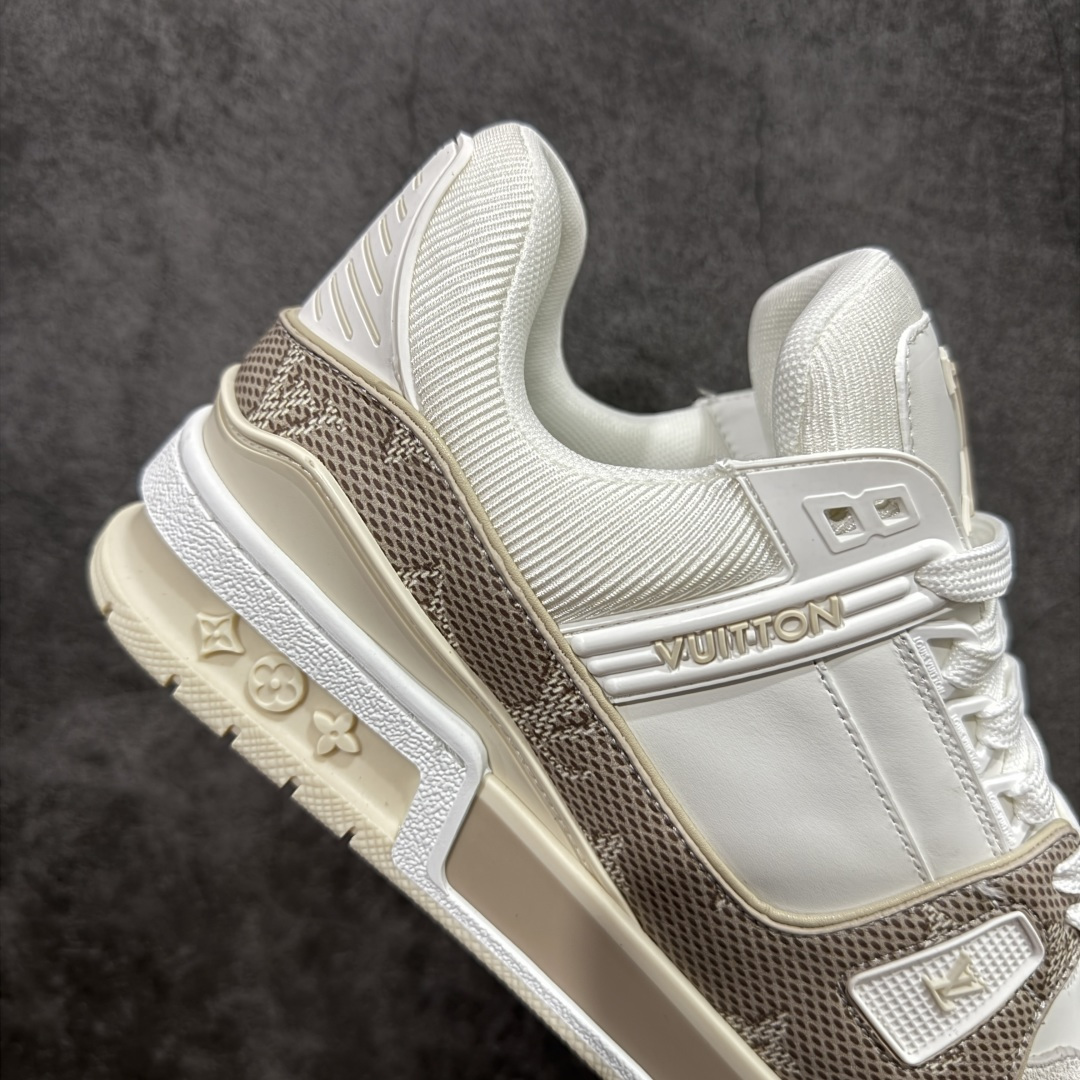 图片[7]-【YS纯原】广奢高端货 LOUIS VUITTON 路易威登 LV Trainer系列 ✦ 原楦原纸版开模，鞋型立体饱满 ✦ 零毛边、零溢胶、零线头瑕疵 ✦ 细节与原版一致 区分市面通货 ✦ 多层叠片＋电脑针车，针距密度一致 ✦ Monogram浮雕＋3D高频压纹 ✦ 多密度发泡中底：支撑回弹媲美专柜 ✦ 原装橡胶大底：含胶量高、纹路深、双拼接零偏差 ✦ ZP级原装包装：专柜款鞋盒＋防尘袋＋说明书 尺码：39-45-选品中心
