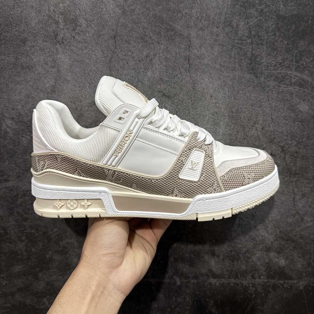 【YS纯原】广奢高端货 LOUIS VUITTON 路易威登 LV Trainer系列 ✦ 原楦原纸版开模,鞋型立体饱满 ✦ 零毛边、零溢胶、零线头瑕疵 ✦ 细节与原版一致 区分市面通货 ✦ 多层叠片+电脑针车,针距密度一致 ✦ Monogram浮雕+3D高频压纹 ✦ 多密度发泡中底:支撑回弹媲美专柜 ✦ 原装橡胶大底:含胶量高、纹路深、双拼接零偏差 ✦ ZP级原装包装:专柜款鞋盒+防尘袋+说明书 尺码:39-45-选品中心