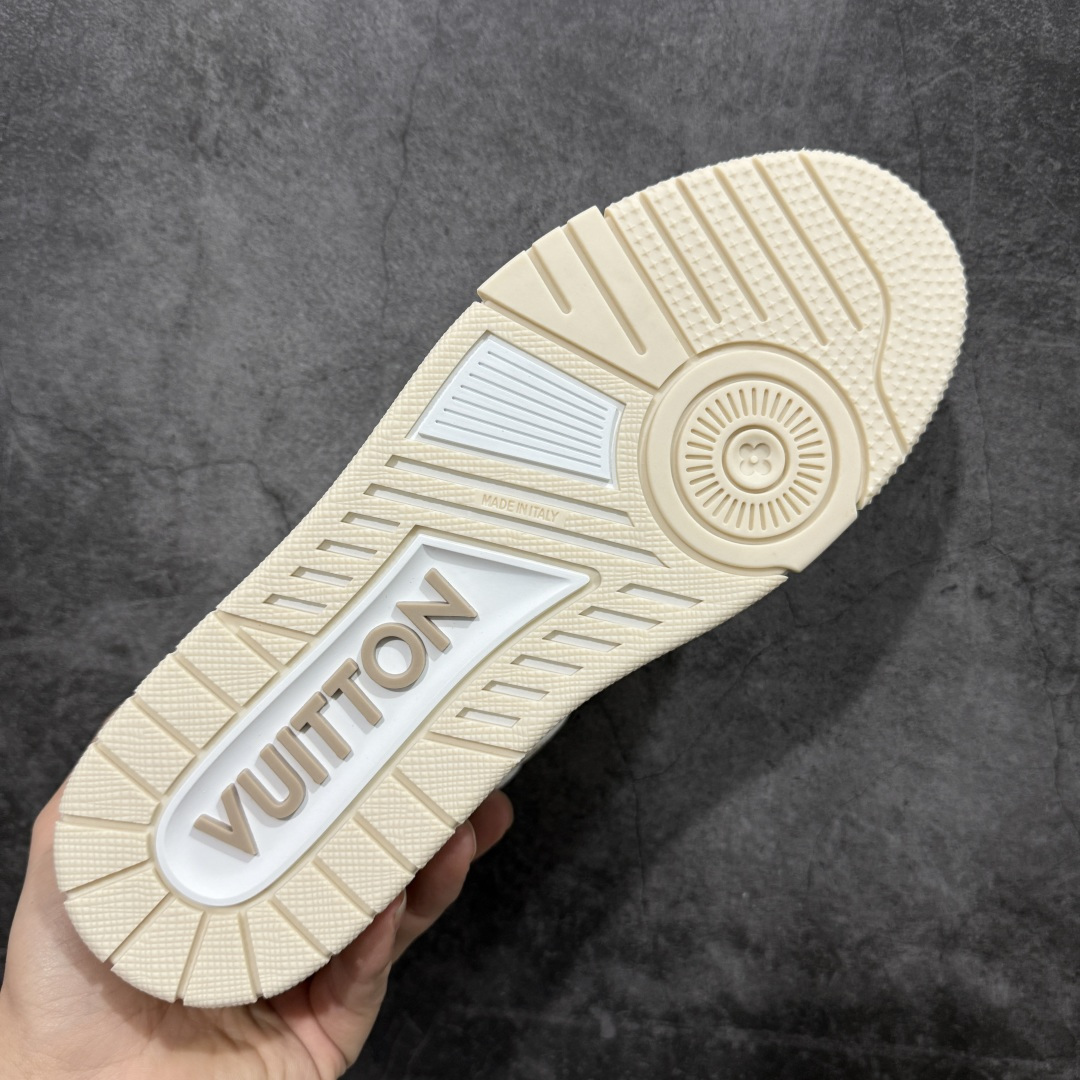 图片[9]-【YS纯原】广奢高端货 LOUIS VUITTON 路易威登 LV Trainer系列 ✦ 原楦原纸版开模，鞋型立体饱满 ✦ 零毛边、零溢胶、零线头瑕疵 ✦ 细节与原版一致 区分市面通货 ✦ 多层叠片＋电脑针车，针距密度一致 ✦ Monogram浮雕＋3D高频压纹 ✦ 多密度发泡中底：支撑回弹媲美专柜 ✦ 原装橡胶大底：含胶量高、纹路深、双拼接零偏差 ✦ ZP级原装包装：专柜款鞋盒＋防尘袋＋说明书 尺码：39-45-选品中心