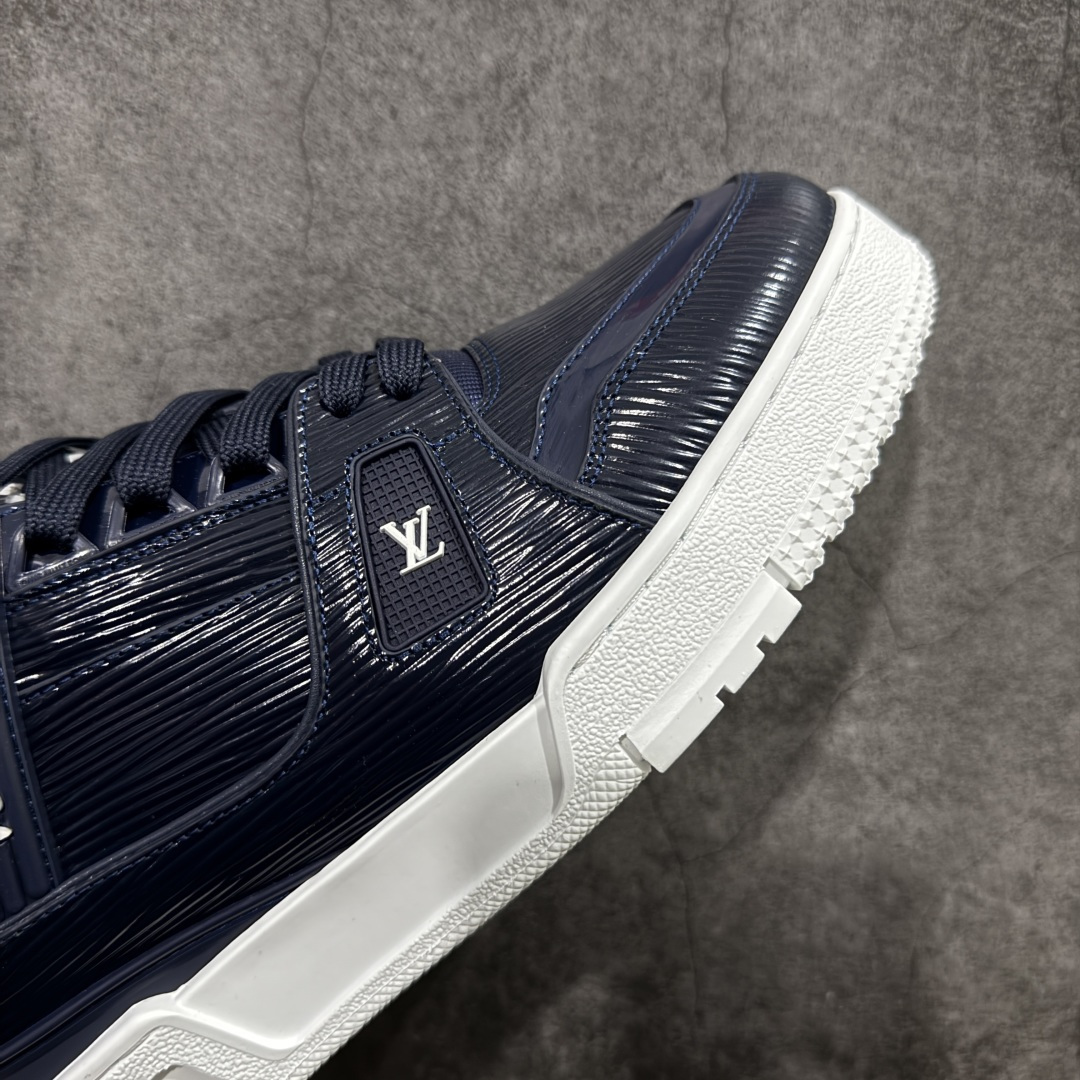 图片[6]-【YS纯原】广奢高端货 LOUIS VUITTON 路易威登 LV Trainer系列 ✦ 原楦原纸版开模，鞋型立体饱满 ✦ 零毛边、零溢胶、零线头瑕疵 ✦ 细节与原版一致 区分市面通货 ✦ 多层叠片＋电脑针车，针距密度一致 ✦ Monogram浮雕＋3D高频压纹 ✦ 多密度发泡中底：支撑回弹媲美专柜 ✦ 原装橡胶大底：含胶量高、纹路深、双拼接零偏差 ✦ ZP级原装包装：专柜款鞋盒＋防尘袋＋说明书 尺码：39-45-选品中心