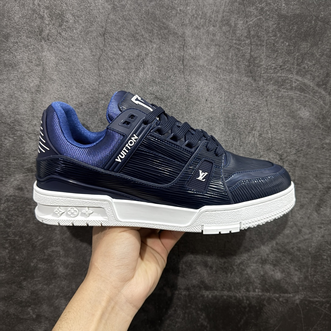 【YS纯原】广奢高端货 LOUIS VUITTON 路易威登 LV Trainer系列 ✦ 原楦原纸版开模,鞋型立体饱满 ✦ 零毛边、零溢胶、零线头瑕疵 ✦ 细节与原版一致 区分市面通货 ✦ 多层叠片+电脑针车,针距密度一致 ✦ Monogram浮雕+3D高频压纹 ✦ 多密度发泡中底:支撑回弹媲美专柜 ✦ 原装橡胶大底:含胶量高、纹路深、双拼接零偏差 ✦ ZP级原装包装:专柜款鞋盒+防尘袋+说明书 尺码:39-45-选品中心