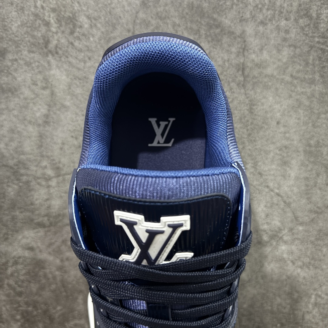 图片[8]-【YS纯原】广奢高端货 LOUIS VUITTON 路易威登 LV Trainer系列 ✦ 原楦原纸版开模，鞋型立体饱满 ✦ 零毛边、零溢胶、零线头瑕疵 ✦ 细节与原版一致 区分市面通货 ✦ 多层叠片＋电脑针车，针距密度一致 ✦ Monogram浮雕＋3D高频压纹 ✦ 多密度发泡中底：支撑回弹媲美专柜 ✦ 原装橡胶大底：含胶量高、纹路深、双拼接零偏差 ✦ ZP级原装包装：专柜款鞋盒＋防尘袋＋说明书 尺码：39-45-选品中心