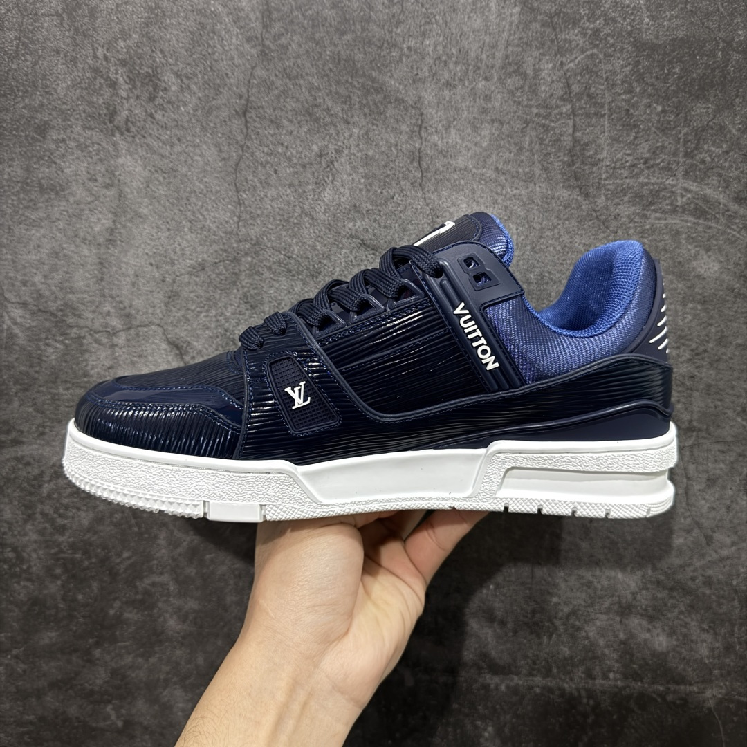 图片[2]-【YS纯原】广奢高端货 LOUIS VUITTON 路易威登 LV Trainer系列 ✦ 原楦原纸版开模，鞋型立体饱满 ✦ 零毛边、零溢胶、零线头瑕疵 ✦ 细节与原版一致 区分市面通货 ✦ 多层叠片＋电脑针车，针距密度一致 ✦ Monogram浮雕＋3D高频压纹 ✦ 多密度发泡中底：支撑回弹媲美专柜 ✦ 原装橡胶大底：含胶量高、纹路深、双拼接零偏差 ✦ ZP级原装包装：专柜款鞋盒＋防尘袋＋说明书 尺码：39-45-选品中心