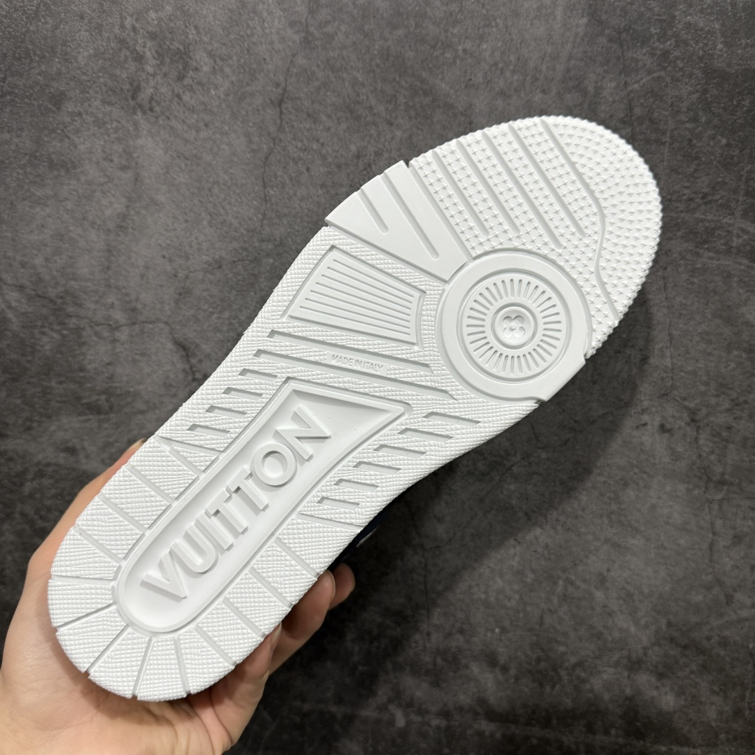 图片[9]-【YS纯原】广奢高端货 LOUIS VUITTON 路易威登 LV Trainer系列 ✦ 原楦原纸版开模，鞋型立体饱满 ✦ 零毛边、零溢胶、零线头瑕疵 ✦ 细节与原版一致 区分市面通货 ✦ 多层叠片＋电脑针车，针距密度一致 ✦ Monogram浮雕＋3D高频压纹 ✦ 多密度发泡中底：支撑回弹媲美专柜 ✦ 原装橡胶大底：含胶量高、纹路深、双拼接零偏差 ✦ ZP级原装包装：专柜款鞋盒＋防尘袋＋说明书 尺码：39-45-选品中心