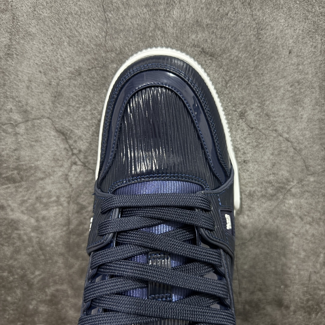 图片[5]-【YS纯原】广奢高端货 LOUIS VUITTON 路易威登 LV Trainer系列 ✦ 原楦原纸版开模，鞋型立体饱满 ✦ 零毛边、零溢胶、零线头瑕疵 ✦ 细节与原版一致 区分市面通货 ✦ 多层叠片＋电脑针车，针距密度一致 ✦ Monogram浮雕＋3D高频压纹 ✦ 多密度发泡中底：支撑回弹媲美专柜 ✦ 原装橡胶大底：含胶量高、纹路深、双拼接零偏差 ✦ ZP级原装包装：专柜款鞋盒＋防尘袋＋说明书 尺码：39-45-选品中心