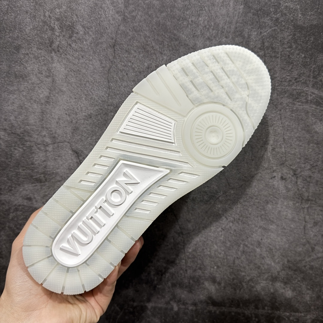 图片[9]-【YS纯原】广奢高端货 LOUIS VUITTON 路易威登 LV Trainer系列 ✦ 原楦原纸版开模，鞋型立体饱满 ✦ 零毛边、零溢胶、零线头瑕疵 ✦ 细节与原版一致 区分市面通货 ✦ 多层叠片＋电脑针车，针距密度一致 ✦ Monogram浮雕＋3D高频压纹 ✦ 多密度发泡中底：支撑回弹媲美专柜 ✦ 原装橡胶大底：含胶量高、纹路深、双拼接零偏差 ✦ ZP级原装包装：专柜款鞋盒＋防尘袋＋说明书 尺码：39-45-选品中心