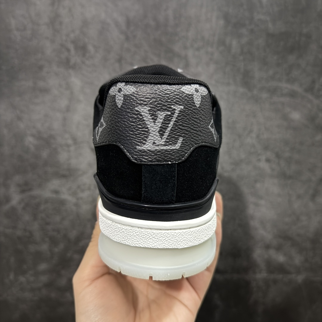 图片[4]-【YS纯原】广奢高端货 LOUIS VUITTON 路易威登 LV Trainer系列 ✦ 原楦原纸版开模，鞋型立体饱满 ✦ 零毛边、零溢胶、零线头瑕疵 ✦ 细节与原版一致 区分市面通货 ✦ 多层叠片＋电脑针车，针距密度一致 ✦ Monogram浮雕＋3D高频压纹 ✦ 多密度发泡中底：支撑回弹媲美专柜 ✦ 原装橡胶大底：含胶量高、纹路深、双拼接零偏差 ✦ ZP级原装包装：专柜款鞋盒＋防尘袋＋说明书 尺码：39-45-选品中心