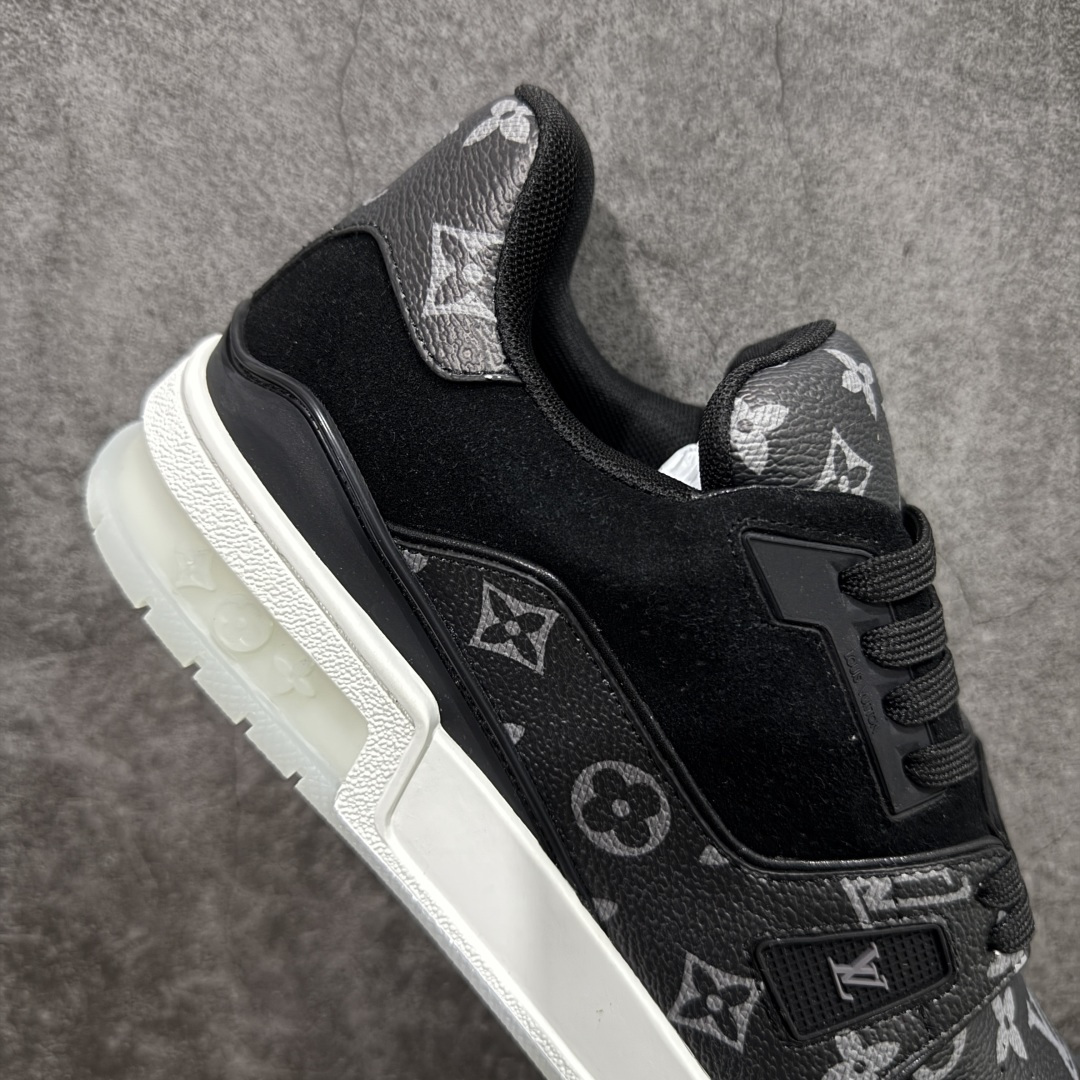 图片[7]-【YS纯原】广奢高端货 LOUIS VUITTON 路易威登 LV Trainer系列 ✦ 原楦原纸版开模，鞋型立体饱满 ✦ 零毛边、零溢胶、零线头瑕疵 ✦ 细节与原版一致 区分市面通货 ✦ 多层叠片＋电脑针车，针距密度一致 ✦ Monogram浮雕＋3D高频压纹 ✦ 多密度发泡中底：支撑回弹媲美专柜 ✦ 原装橡胶大底：含胶量高、纹路深、双拼接零偏差 ✦ ZP级原装包装：专柜款鞋盒＋防尘袋＋说明书 尺码：39-45-选品中心