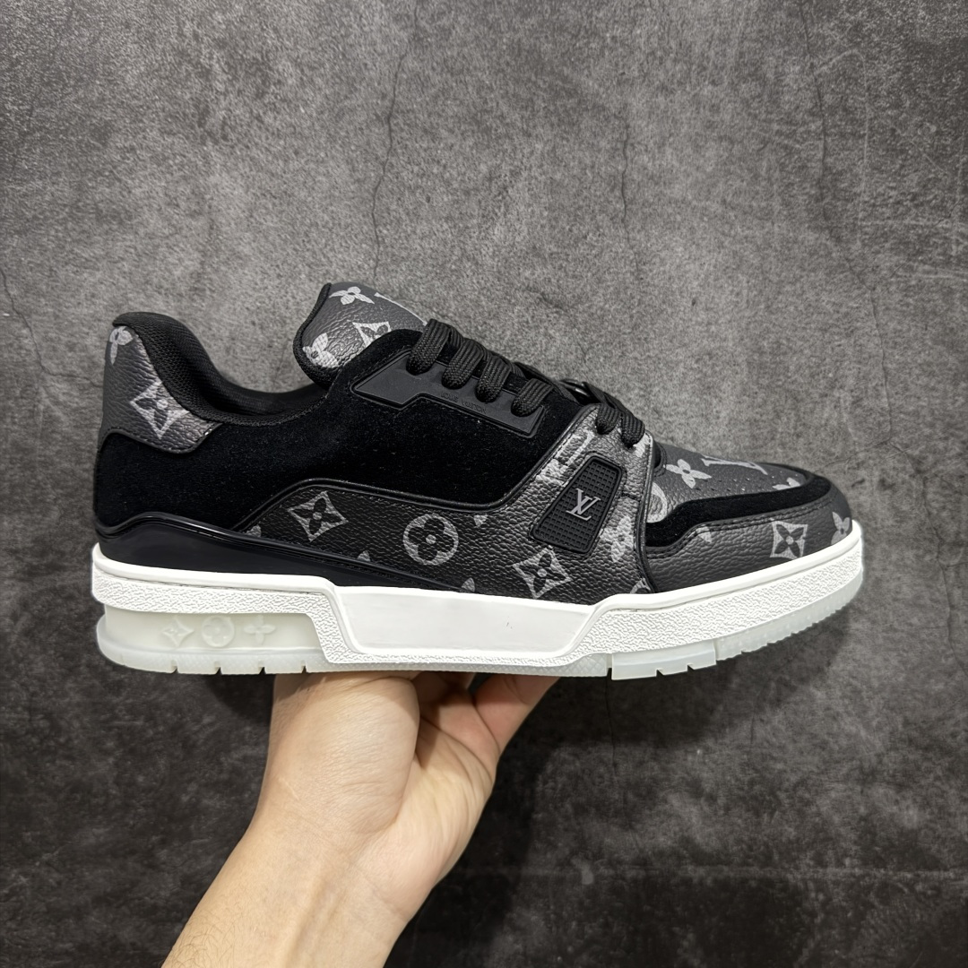 【YS纯原】广奢高端货 LOUIS VUITTON 路易威登 LV Trainer系列 ✦ 原楦原纸版开模,鞋型立体饱满 ✦ 零毛边、零溢胶、零线头瑕疵 ✦ 细节与原版一致 区分市面通货 ✦ 多层叠片+电脑针车,针距密度一致 ✦ Monogram浮雕+3D高频压纹 ✦ 多密度发泡中底:支撑回弹媲美专柜 ✦ 原装橡胶大底:含胶量高、纹路深、双拼接零偏差 ✦ ZP级原装包装:专柜款鞋盒+防尘袋+说明书 尺码:39-45-选品中心