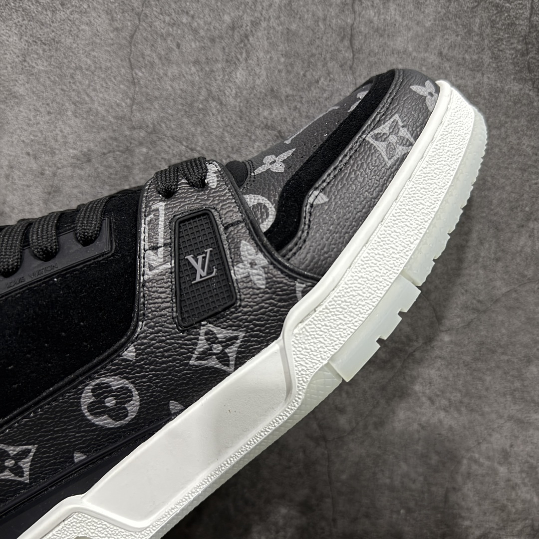 图片[6]-【YS纯原】广奢高端货 LOUIS VUITTON 路易威登 LV Trainer系列 ✦ 原楦原纸版开模，鞋型立体饱满 ✦ 零毛边、零溢胶、零线头瑕疵 ✦ 细节与原版一致 区分市面通货 ✦ 多层叠片＋电脑针车，针距密度一致 ✦ Monogram浮雕＋3D高频压纹 ✦ 多密度发泡中底：支撑回弹媲美专柜 ✦ 原装橡胶大底：含胶量高、纹路深、双拼接零偏差 ✦ ZP级原装包装：专柜款鞋盒＋防尘袋＋说明书 尺码：39-45-选品中心