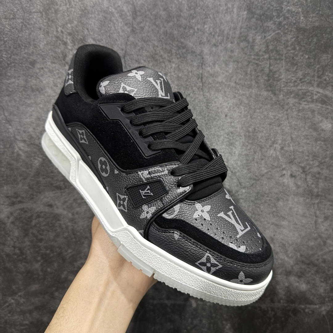 图片[3]-【YS纯原】广奢高端货 LOUIS VUITTON 路易威登 LV Trainer系列 ✦ 原楦原纸版开模，鞋型立体饱满 ✦ 零毛边、零溢胶、零线头瑕疵 ✦ 细节与原版一致 区分市面通货 ✦ 多层叠片＋电脑针车，针距密度一致 ✦ Monogram浮雕＋3D高频压纹 ✦ 多密度发泡中底：支撑回弹媲美专柜 ✦ 原装橡胶大底：含胶量高、纹路深、双拼接零偏差 ✦ ZP级原装包装：专柜款鞋盒＋防尘袋＋说明书 尺码：39-45-选品中心