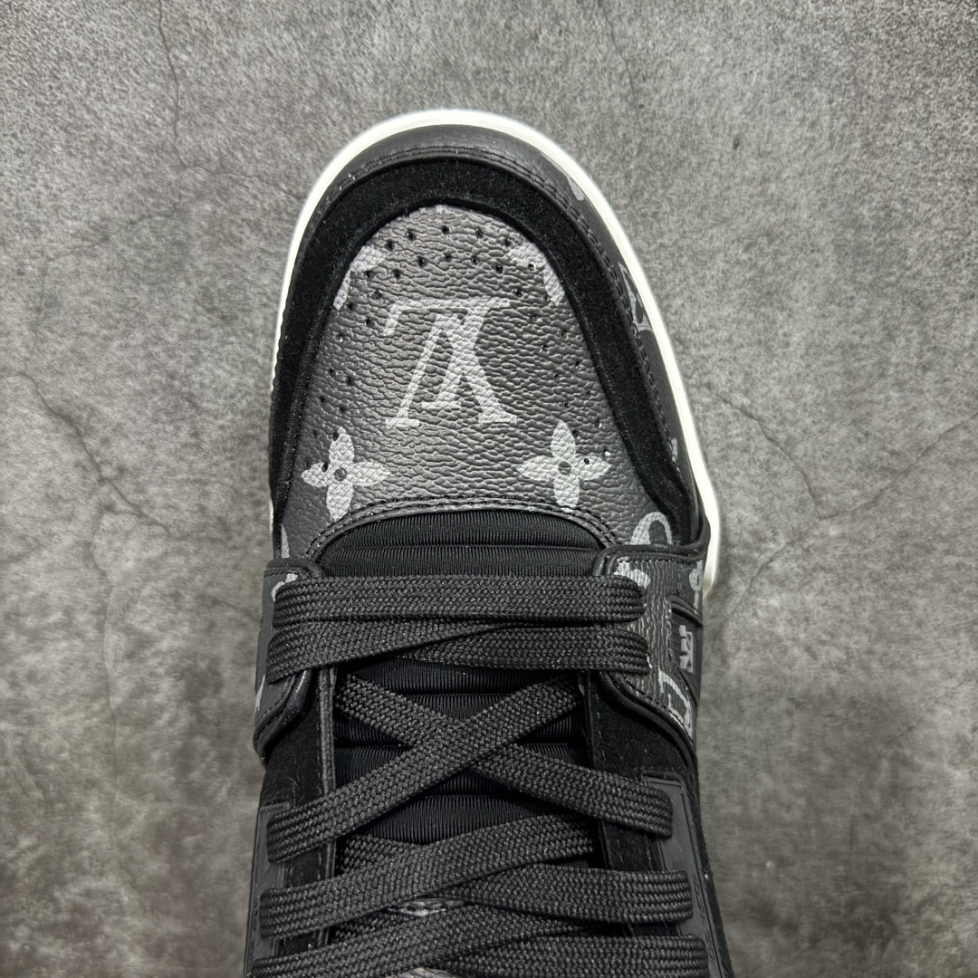 图片[5]-【YS纯原】广奢高端货 LOUIS VUITTON 路易威登 LV Trainer系列 ✦ 原楦原纸版开模，鞋型立体饱满 ✦ 零毛边、零溢胶、零线头瑕疵 ✦ 细节与原版一致 区分市面通货 ✦ 多层叠片＋电脑针车，针距密度一致 ✦ Monogram浮雕＋3D高频压纹 ✦ 多密度发泡中底：支撑回弹媲美专柜 ✦ 原装橡胶大底：含胶量高、纹路深、双拼接零偏差 ✦ ZP级原装包装：专柜款鞋盒＋防尘袋＋说明书 尺码：39-45-选品中心