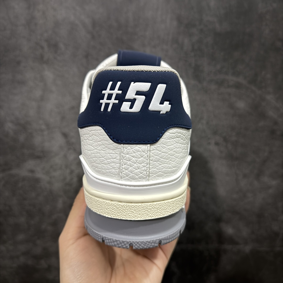 图片[4]-【YS纯原】广奢高端货 LOUIS VUITTON 路易威登 LV Trainer系列 ✦ 原楦原纸版开模，鞋型立体饱满 ✦ 零毛边、零溢胶、零线头瑕疵 ✦ 细节与原版一致 区分市面通货 ✦ 多层叠片＋电脑针车，针距密度一致 ✦ Monogram浮雕＋3D高频压纹 ✦ 多密度发泡中底：支撑回弹媲美专柜 ✦ 原装橡胶大底：含胶量高、纹路深、双拼接零偏差 ✦ ZP级原装包装：专柜款鞋盒＋防尘袋＋说明书 尺码：39-45-选品中心