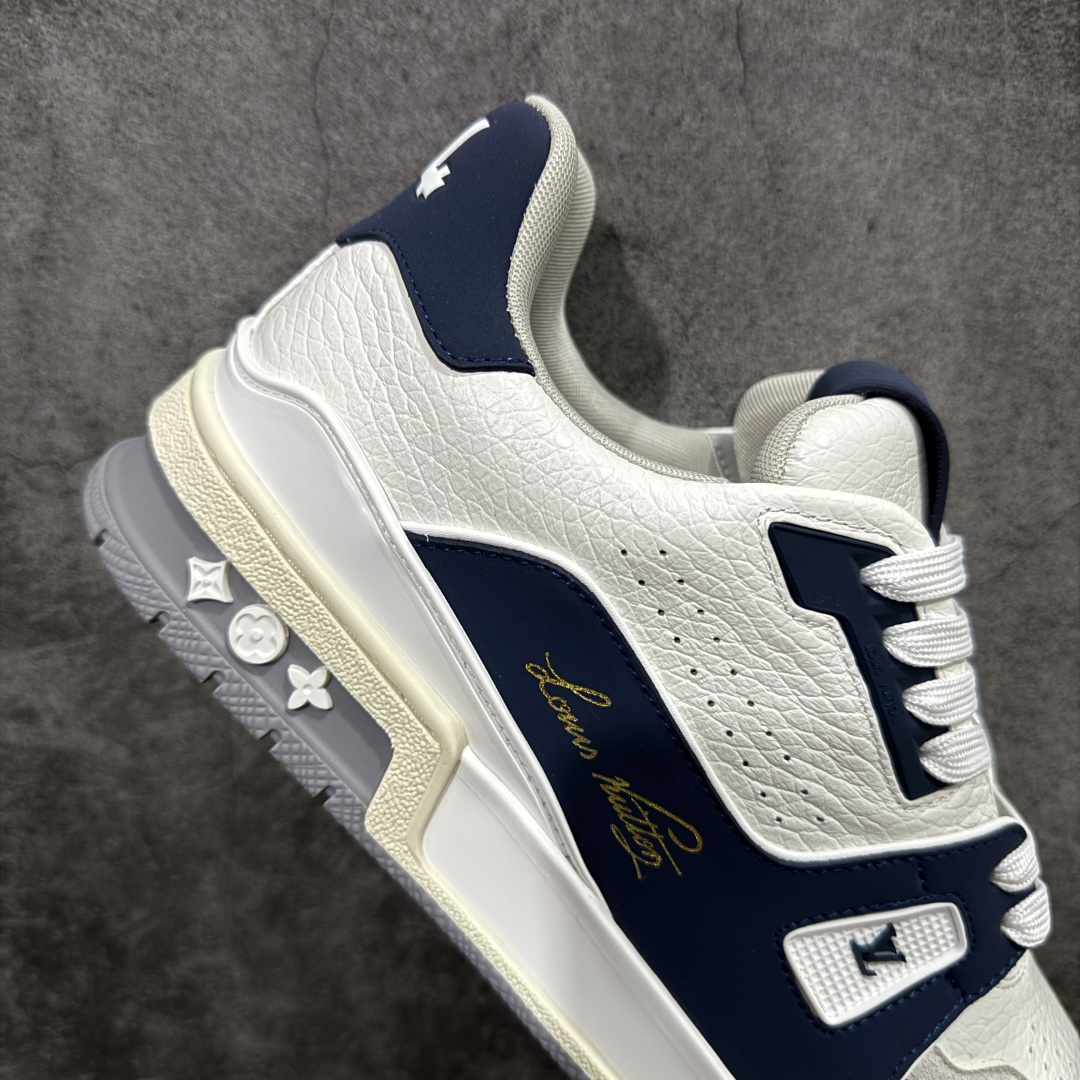 图片[7]-【YS纯原】广奢高端货 LOUIS VUITTON 路易威登 LV Trainer系列 ✦ 原楦原纸版开模，鞋型立体饱满 ✦ 零毛边、零溢胶、零线头瑕疵 ✦ 细节与原版一致 区分市面通货 ✦ 多层叠片＋电脑针车，针距密度一致 ✦ Monogram浮雕＋3D高频压纹 ✦ 多密度发泡中底：支撑回弹媲美专柜 ✦ 原装橡胶大底：含胶量高、纹路深、双拼接零偏差 ✦ ZP级原装包装：专柜款鞋盒＋防尘袋＋说明书 尺码：39-45-选品中心