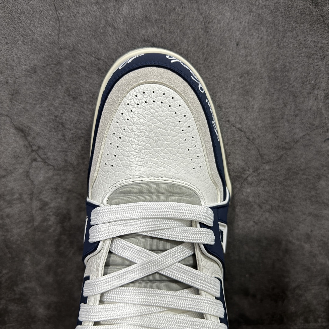 图片[5]-【YS纯原】广奢高端货 LOUIS VUITTON 路易威登 LV Trainer系列 ✦ 原楦原纸版开模，鞋型立体饱满 ✦ 零毛边、零溢胶、零线头瑕疵 ✦ 细节与原版一致 区分市面通货 ✦ 多层叠片＋电脑针车，针距密度一致 ✦ Monogram浮雕＋3D高频压纹 ✦ 多密度发泡中底：支撑回弹媲美专柜 ✦ 原装橡胶大底：含胶量高、纹路深、双拼接零偏差 ✦ ZP级原装包装：专柜款鞋盒＋防尘袋＋说明书 尺码：39-45-选品中心