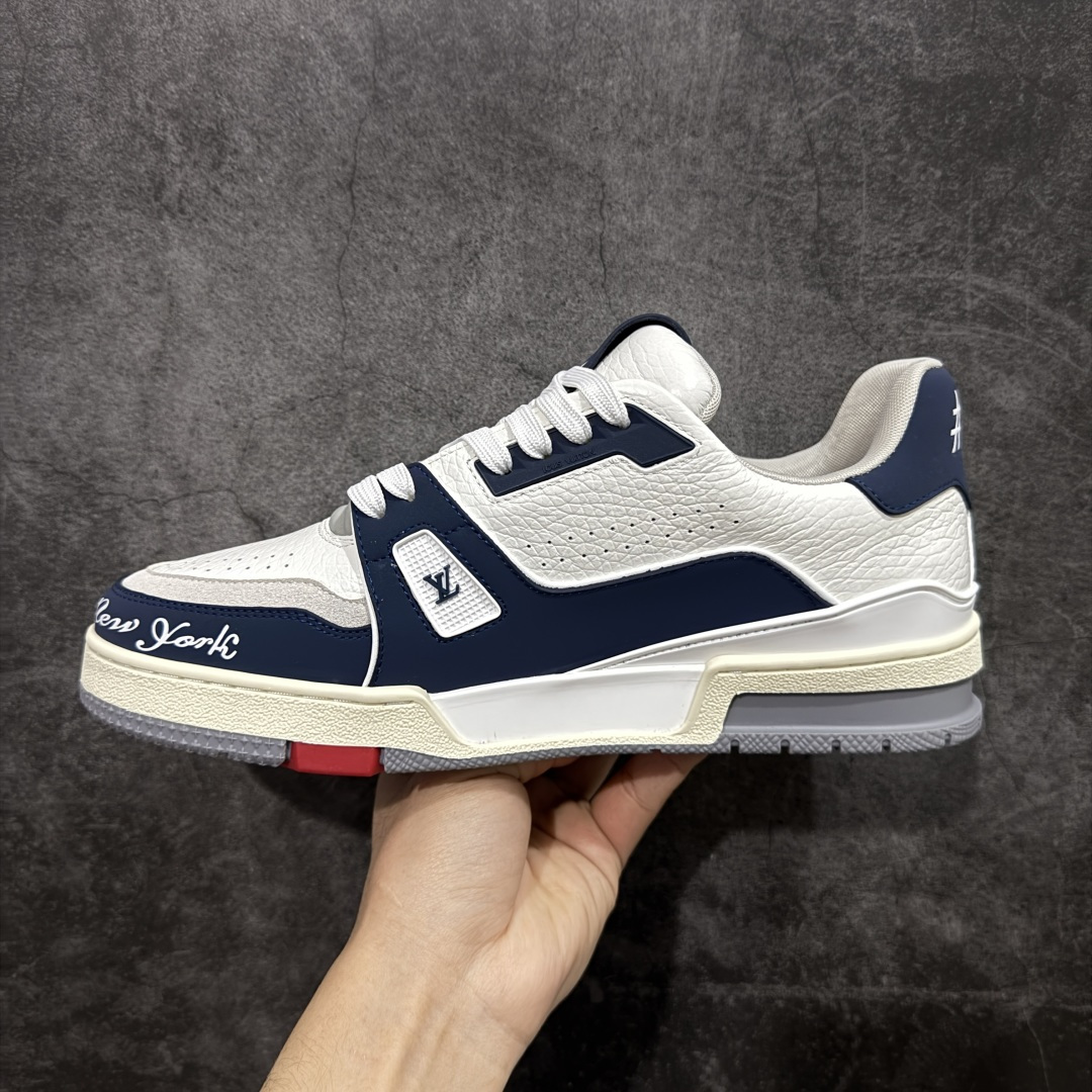 图片[2]-【YS纯原】广奢高端货 LOUIS VUITTON 路易威登 LV Trainer系列 ✦ 原楦原纸版开模，鞋型立体饱满 ✦ 零毛边、零溢胶、零线头瑕疵 ✦ 细节与原版一致 区分市面通货 ✦ 多层叠片＋电脑针车，针距密度一致 ✦ Monogram浮雕＋3D高频压纹 ✦ 多密度发泡中底：支撑回弹媲美专柜 ✦ 原装橡胶大底：含胶量高、纹路深、双拼接零偏差 ✦ ZP级原装包装：专柜款鞋盒＋防尘袋＋说明书 尺码：39-45-选品中心