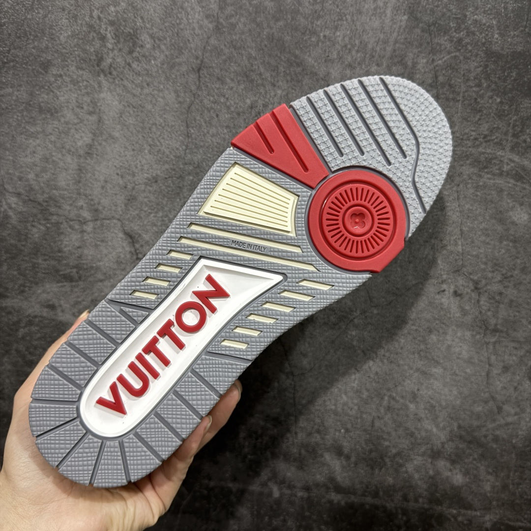 图片[9]-【YS纯原】广奢高端货 LOUIS VUITTON 路易威登 LV Trainer系列 ✦ 原楦原纸版开模，鞋型立体饱满 ✦ 零毛边、零溢胶、零线头瑕疵 ✦ 细节与原版一致 区分市面通货 ✦ 多层叠片＋电脑针车，针距密度一致 ✦ Monogram浮雕＋3D高频压纹 ✦ 多密度发泡中底：支撑回弹媲美专柜 ✦ 原装橡胶大底：含胶量高、纹路深、双拼接零偏差 ✦ ZP级原装包装：专柜款鞋盒＋防尘袋＋说明书 尺码：39-45-选品中心