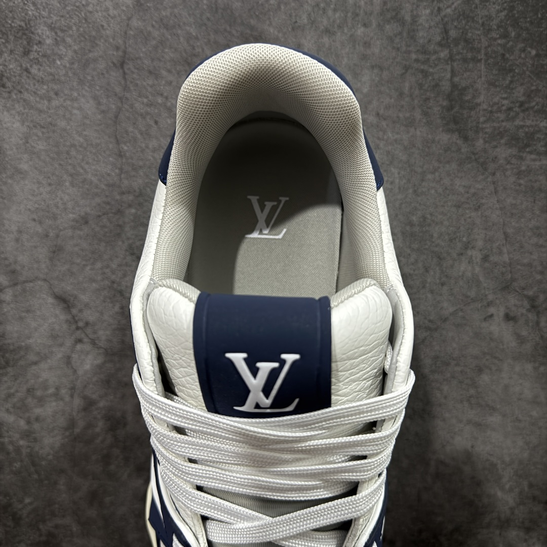 图片[8]-【YS纯原】广奢高端货 LOUIS VUITTON 路易威登 LV Trainer系列 ✦ 原楦原纸版开模，鞋型立体饱满 ✦ 零毛边、零溢胶、零线头瑕疵 ✦ 细节与原版一致 区分市面通货 ✦ 多层叠片＋电脑针车，针距密度一致 ✦ Monogram浮雕＋3D高频压纹 ✦ 多密度发泡中底：支撑回弹媲美专柜 ✦ 原装橡胶大底：含胶量高、纹路深、双拼接零偏差 ✦ ZP级原装包装：专柜款鞋盒＋防尘袋＋说明书 尺码：39-45-选品中心