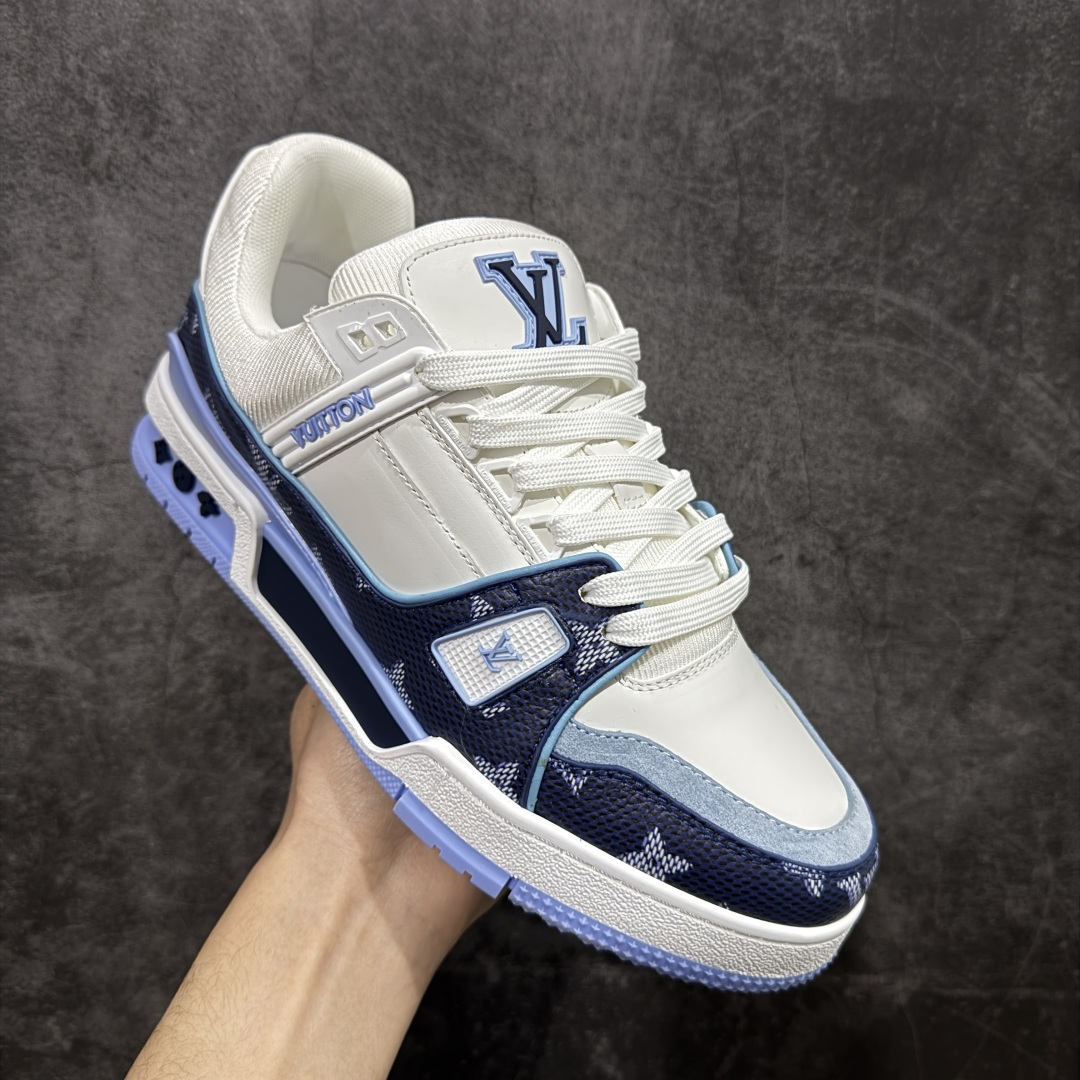 图片[3]-【YS纯原】广奢高端货 LOUIS VUITTON 路易威登 LV Trainer系列 ✦ 原楦原纸版开模，鞋型立体饱满 ✦ 零毛边、零溢胶、零线头瑕疵 ✦ 细节与原版一致 区分市面通货 ✦ 多层叠片＋电脑针车，针距密度一致 ✦ Monogram浮雕＋3D高频压纹 ✦ 多密度发泡中底：支撑回弹媲美专柜 ✦ 原装橡胶大底：含胶量高、纹路深、双拼接零偏差 ✦ ZP级原装包装：专柜款鞋盒＋防尘袋＋说明书 尺码：39-45-选品中心