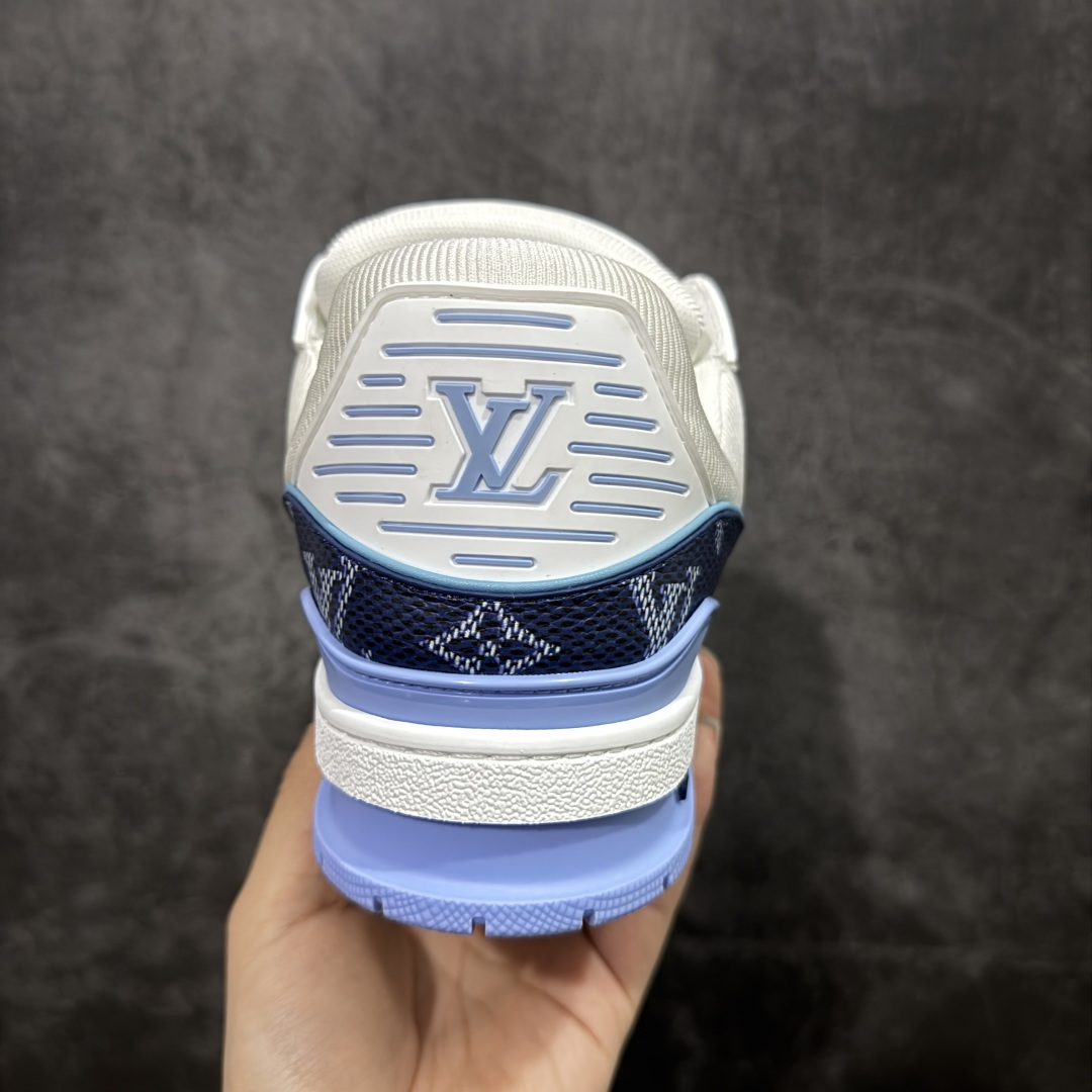 图片[4]-【YS纯原】广奢高端货 LOUIS VUITTON 路易威登 LV Trainer系列 ✦ 原楦原纸版开模，鞋型立体饱满 ✦ 零毛边、零溢胶、零线头瑕疵 ✦ 细节与原版一致 区分市面通货 ✦ 多层叠片＋电脑针车，针距密度一致 ✦ Monogram浮雕＋3D高频压纹 ✦ 多密度发泡中底：支撑回弹媲美专柜 ✦ 原装橡胶大底：含胶量高、纹路深、双拼接零偏差 ✦ ZP级原装包装：专柜款鞋盒＋防尘袋＋说明书 尺码：39-45-选品中心