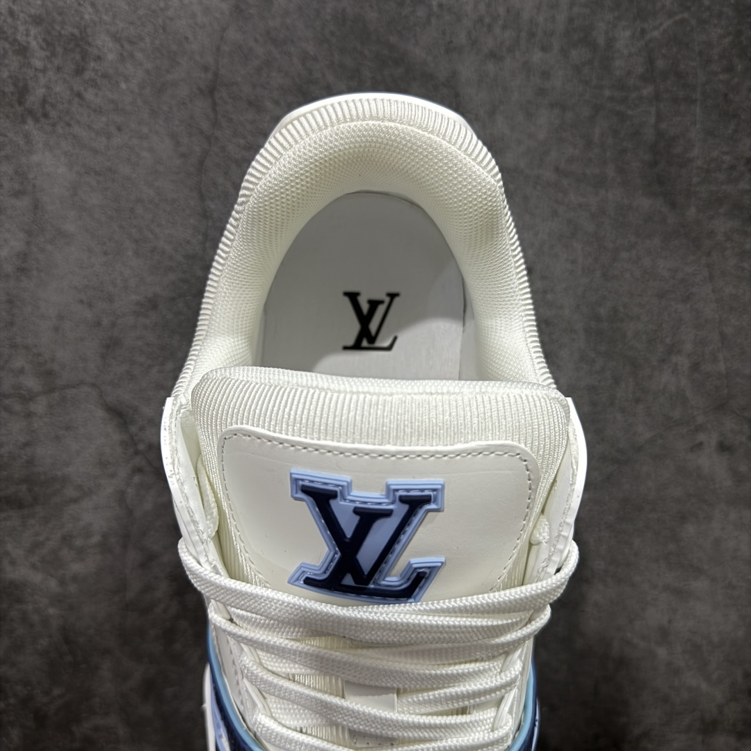 图片[8]-【YS纯原】广奢高端货 LOUIS VUITTON 路易威登 LV Trainer系列 ✦ 原楦原纸版开模，鞋型立体饱满 ✦ 零毛边、零溢胶、零线头瑕疵 ✦ 细节与原版一致 区分市面通货 ✦ 多层叠片＋电脑针车，针距密度一致 ✦ Monogram浮雕＋3D高频压纹 ✦ 多密度发泡中底：支撑回弹媲美专柜 ✦ 原装橡胶大底：含胶量高、纹路深、双拼接零偏差 ✦ ZP级原装包装：专柜款鞋盒＋防尘袋＋说明书 尺码：39-45-选品中心