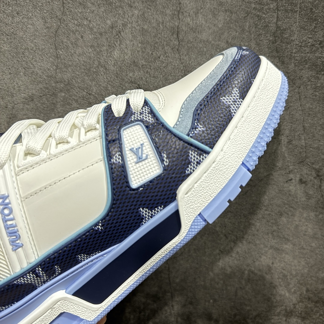 图片[6]-【YS纯原】广奢高端货 LOUIS VUITTON 路易威登 LV Trainer系列 ✦ 原楦原纸版开模，鞋型立体饱满 ✦ 零毛边、零溢胶、零线头瑕疵 ✦ 细节与原版一致 区分市面通货 ✦ 多层叠片＋电脑针车，针距密度一致 ✦ Monogram浮雕＋3D高频压纹 ✦ 多密度发泡中底：支撑回弹媲美专柜 ✦ 原装橡胶大底：含胶量高、纹路深、双拼接零偏差 ✦ ZP级原装包装：专柜款鞋盒＋防尘袋＋说明书 尺码：39-45-选品中心