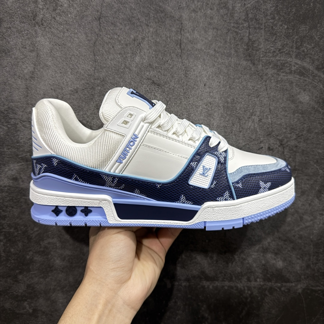 【YS纯原】广奢高端货 LOUIS VUITTON 路易威登 LV Trainer系列 ✦ 原楦原纸版开模,鞋型立体饱满 ✦ 零毛边、零溢胶、零线头瑕疵 ✦ 细节与原版一致 区分市面通货 ✦ 多层叠片+电脑针车,针距密度一致 ✦ Monogram浮雕+3D高频压纹 ✦ 多密度发泡中底:支撑回弹媲美专柜 ✦ 原装橡胶大底:含胶量高、纹路深、双拼接零偏差 ✦ ZP级原装包装:专柜款鞋盒+防尘袋+说明书 尺码:39-45-选品中心