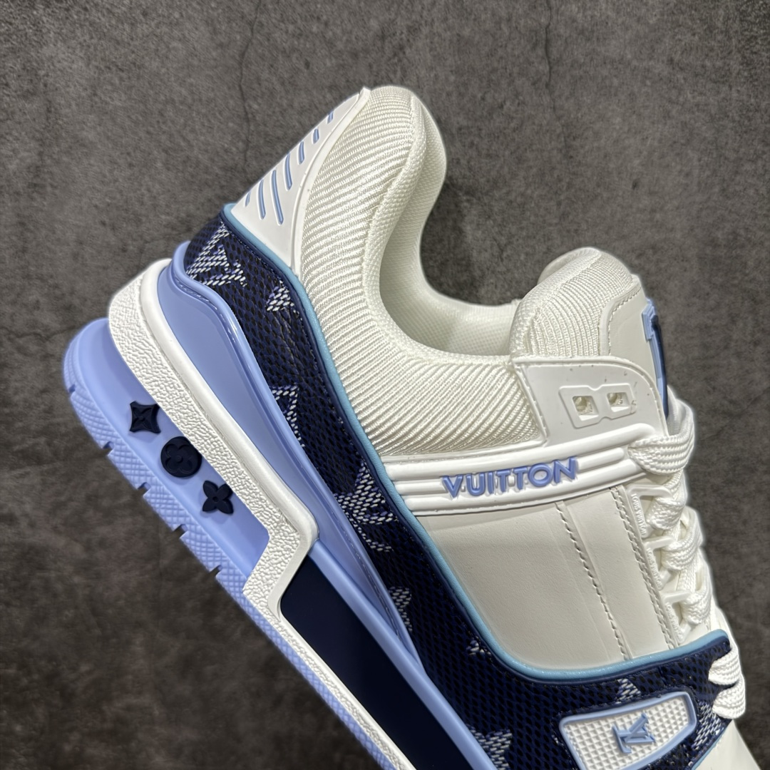 图片[7]-【YS纯原】广奢高端货 LOUIS VUITTON 路易威登 LV Trainer系列 ✦ 原楦原纸版开模，鞋型立体饱满 ✦ 零毛边、零溢胶、零线头瑕疵 ✦ 细节与原版一致 区分市面通货 ✦ 多层叠片＋电脑针车，针距密度一致 ✦ Monogram浮雕＋3D高频压纹 ✦ 多密度发泡中底：支撑回弹媲美专柜 ✦ 原装橡胶大底：含胶量高、纹路深、双拼接零偏差 ✦ ZP级原装包装：专柜款鞋盒＋防尘袋＋说明书 尺码：39-45-选品中心