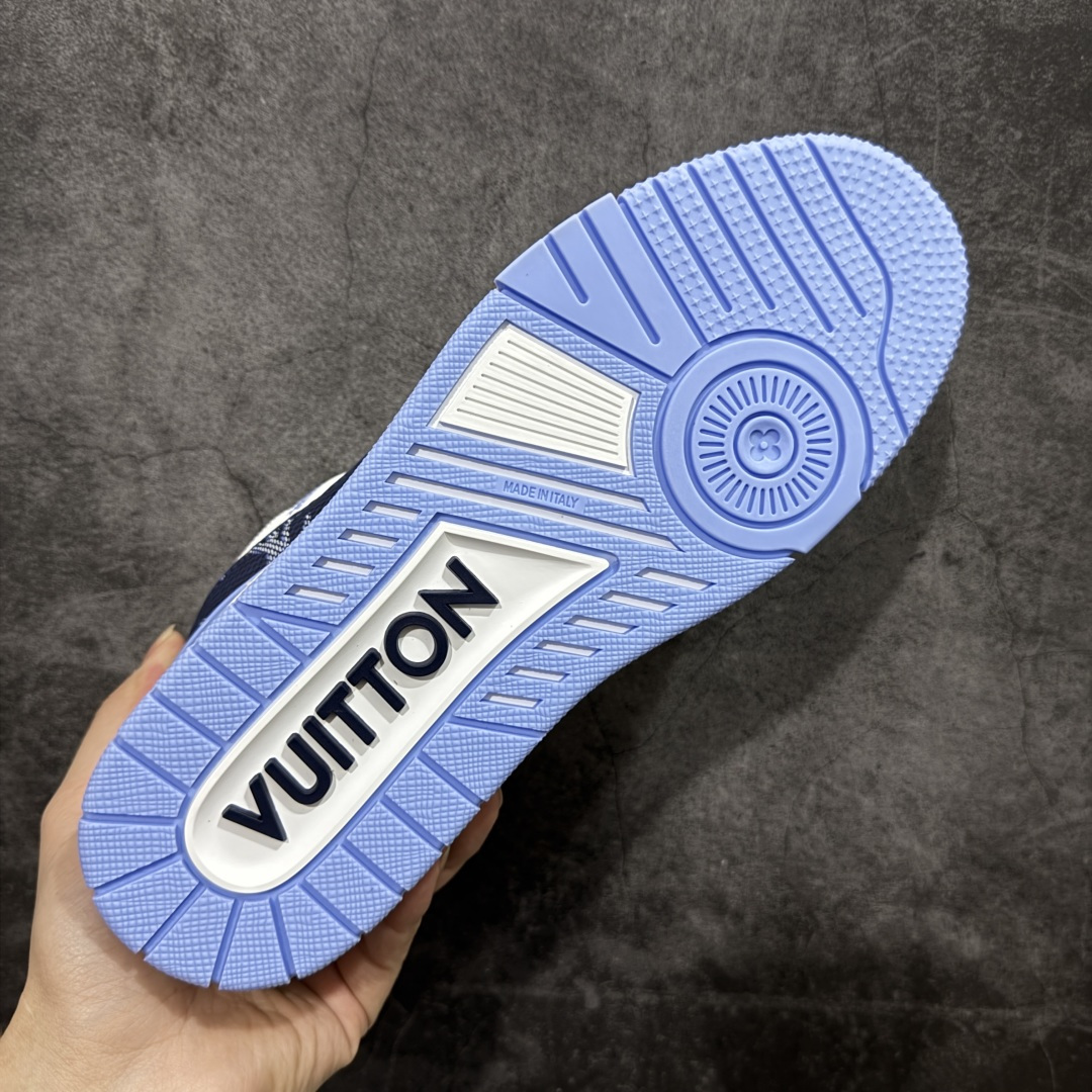 图片[9]-【YS纯原】广奢高端货 LOUIS VUITTON 路易威登 LV Trainer系列 ✦ 原楦原纸版开模，鞋型立体饱满 ✦ 零毛边、零溢胶、零线头瑕疵 ✦ 细节与原版一致 区分市面通货 ✦ 多层叠片＋电脑针车，针距密度一致 ✦ Monogram浮雕＋3D高频压纹 ✦ 多密度发泡中底：支撑回弹媲美专柜 ✦ 原装橡胶大底：含胶量高、纹路深、双拼接零偏差 ✦ ZP级原装包装：专柜款鞋盒＋防尘袋＋说明书 尺码：39-45-选品中心